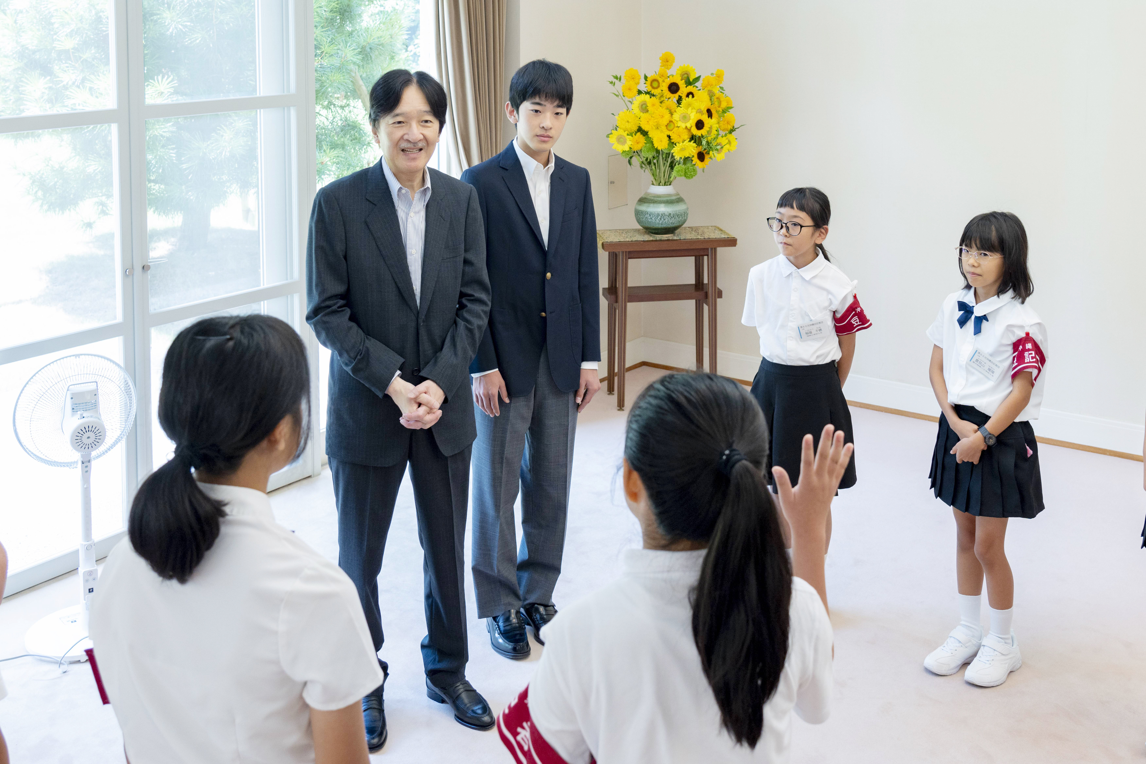 秋篠宮ご一家、沖縄の豆記者とご懇談 「海がとてもきれい」悠仁さま