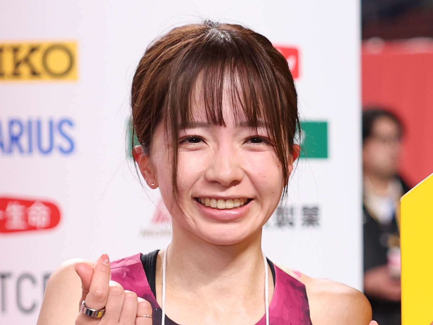 Eli Lopez posando sensualmente en la penumbra