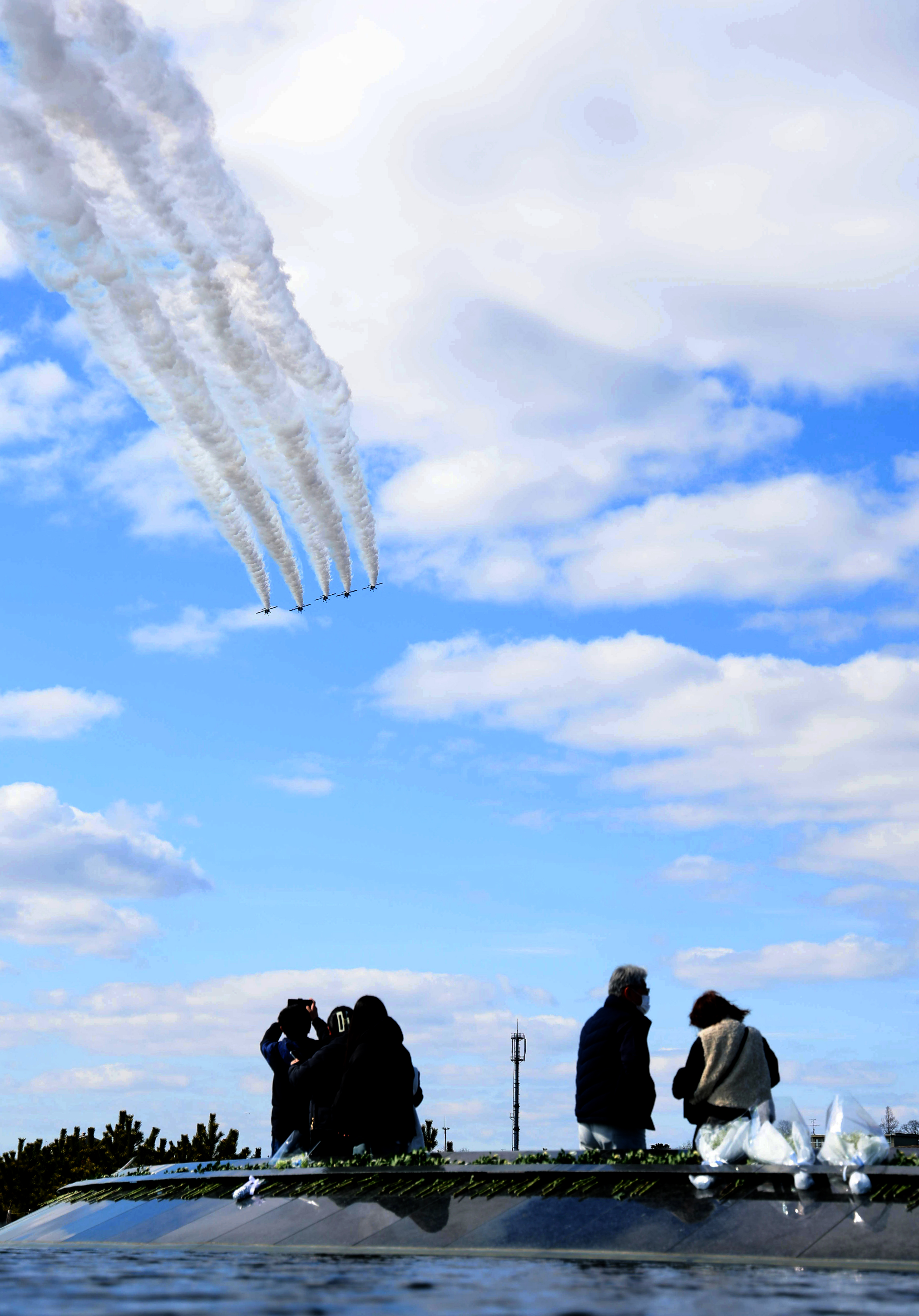 津波復興祈念公園上空に白いスモーク ブルーインパルス飛行、宮城