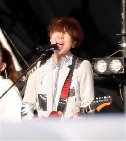 ゲス川谷、悪ノリライブ…LINE「うさぎ」の着ぐるみで熱唱（1/3