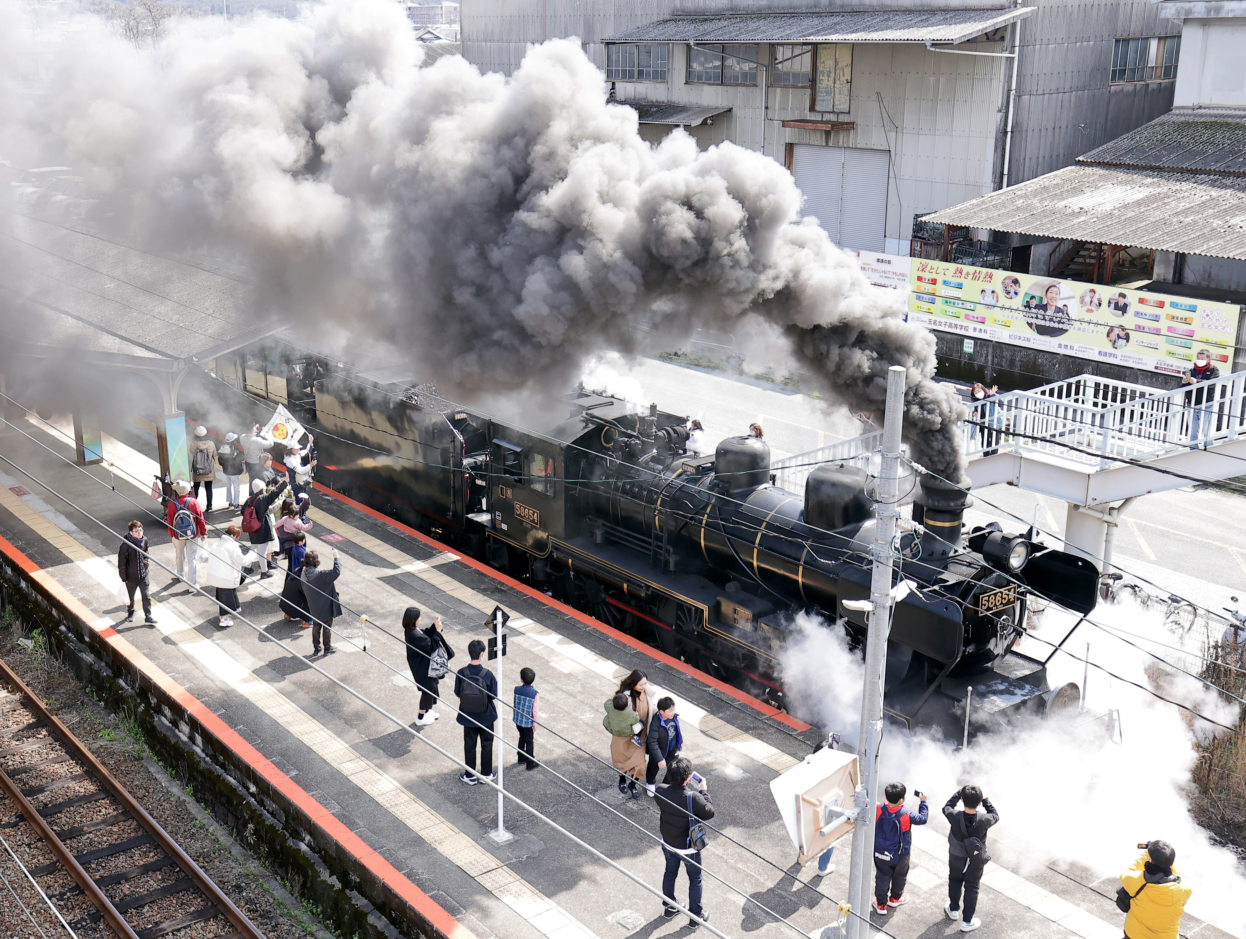 5分遅れでやってきた「SL人吉」、機関車の手前に痛恨の電柱…逃した