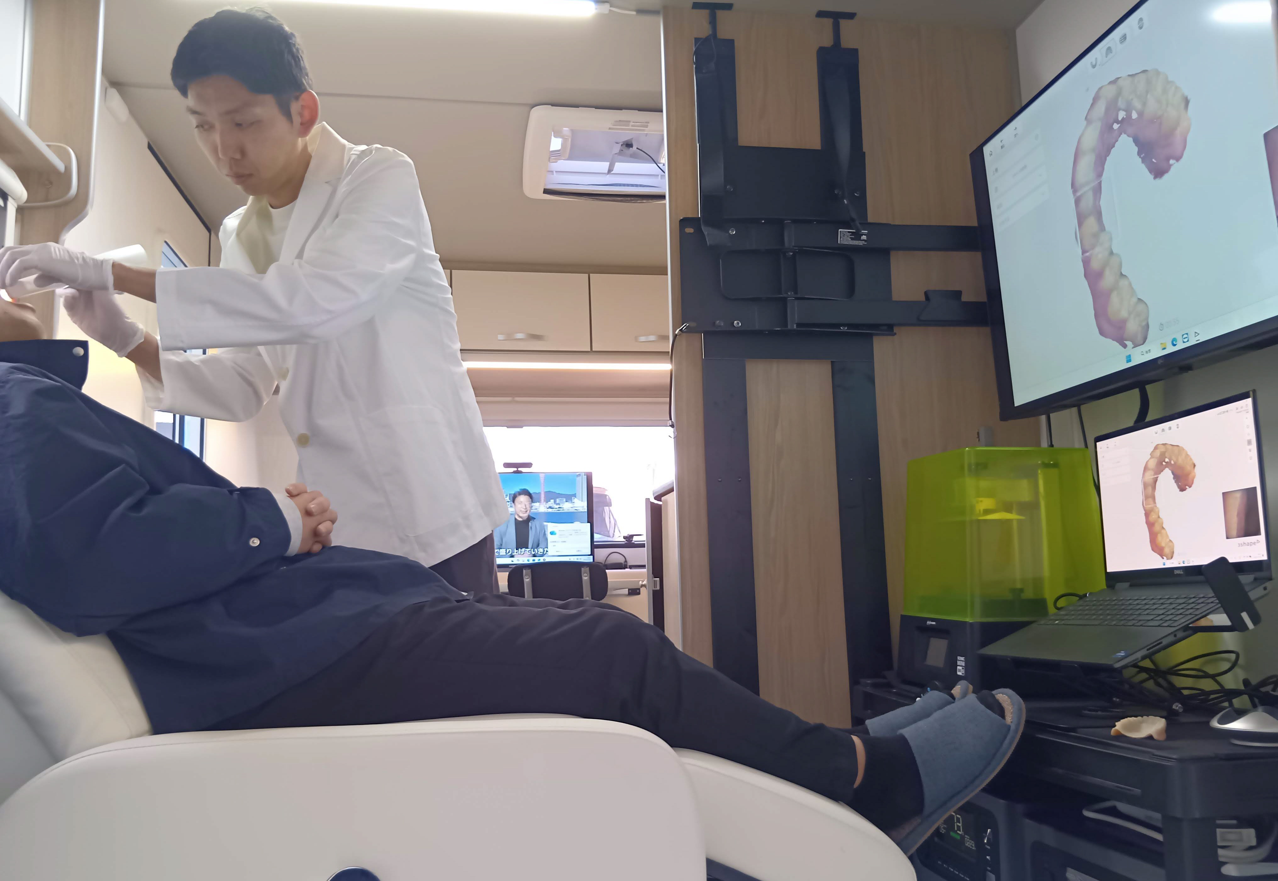歯科技工士の減少で生まれる「入れ歯難民」救えるか 最短1日で製作