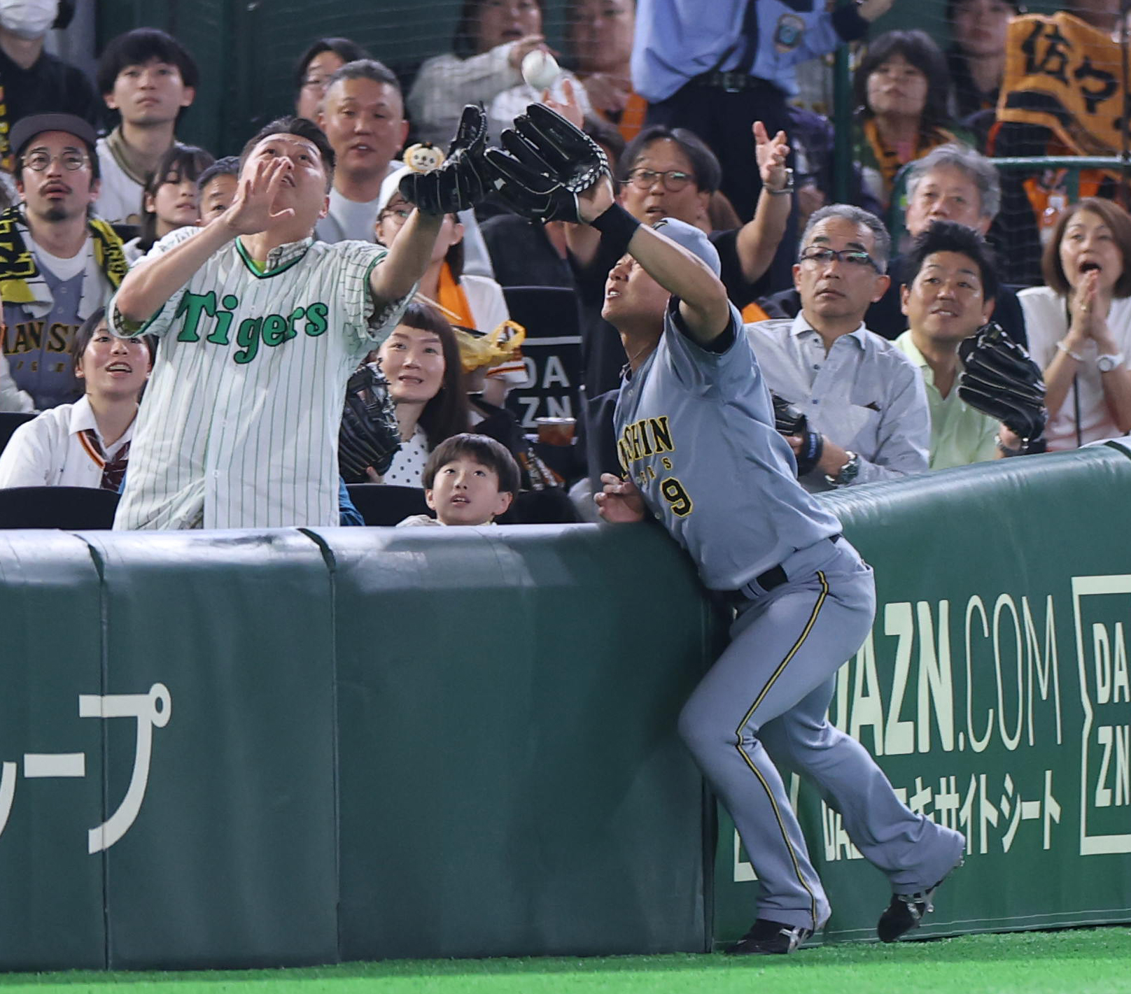 阪神D1位・立石正広が守備でも好プレー！ フェンスにぶつかり転がり