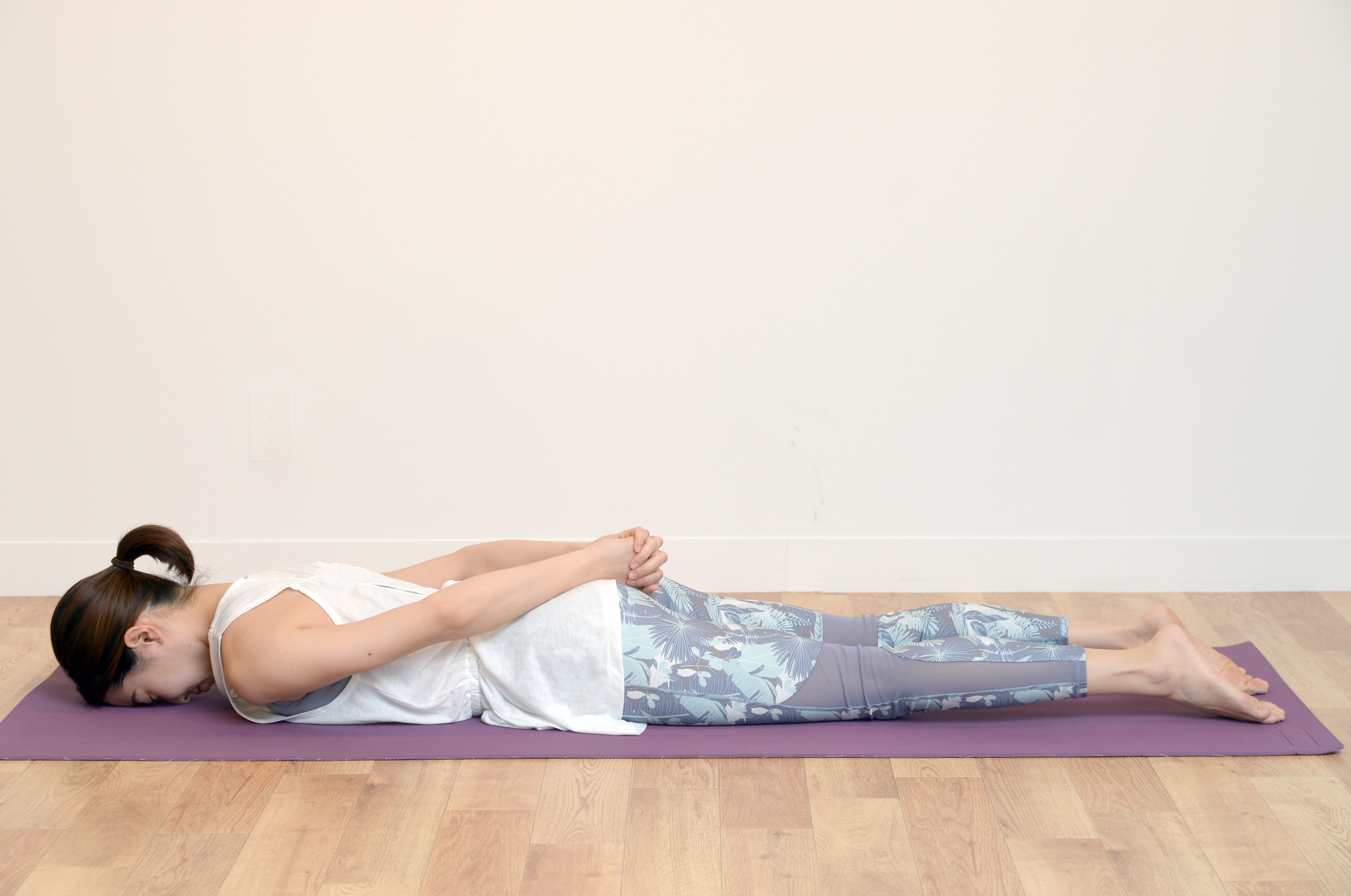 エブリデイヨガ ６０ 後ろ姿の引き締めに バッタのポーズ 産経ニュース