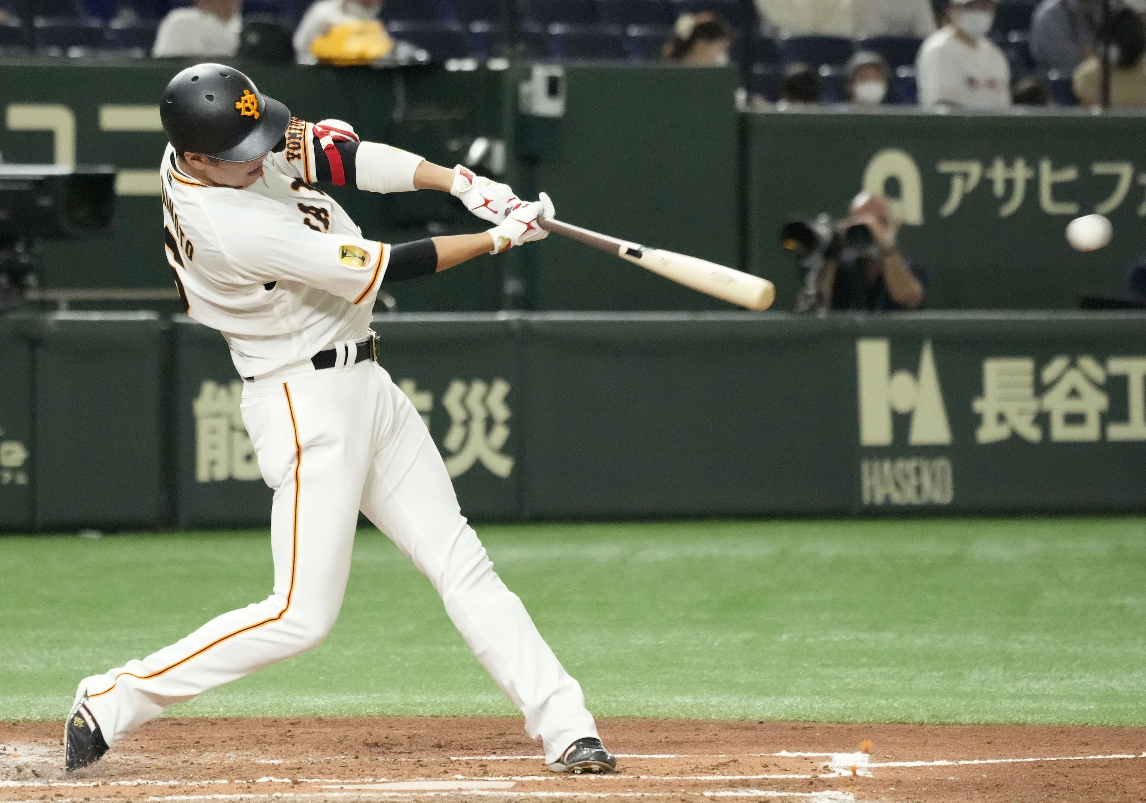 消費税無し 坂本勇人選手400二塁打フォトフレーム＋ユニフォーム