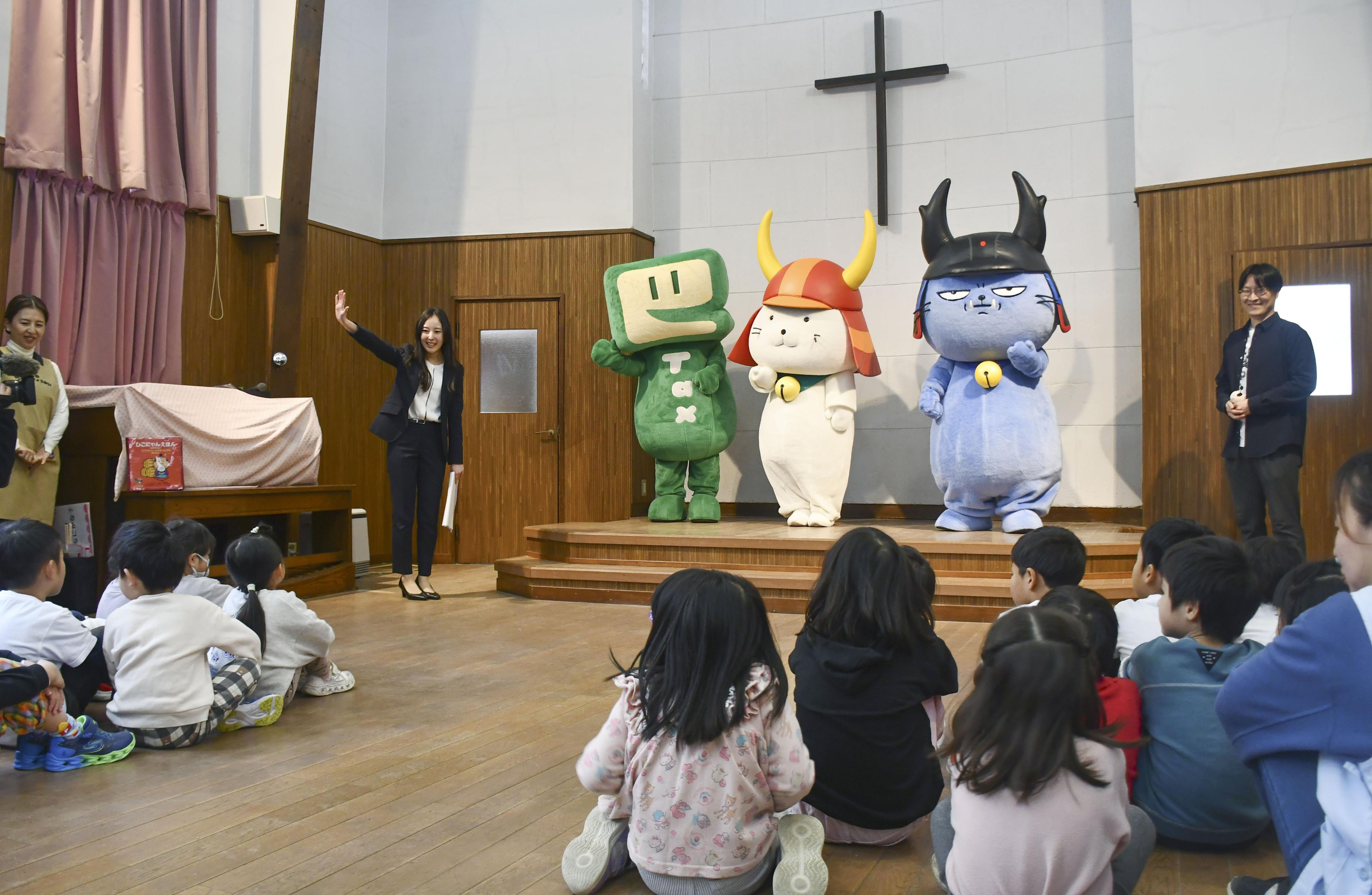 ひこにゃん絵本で「助け合い」伝える 国税監修、保育園でお披露目