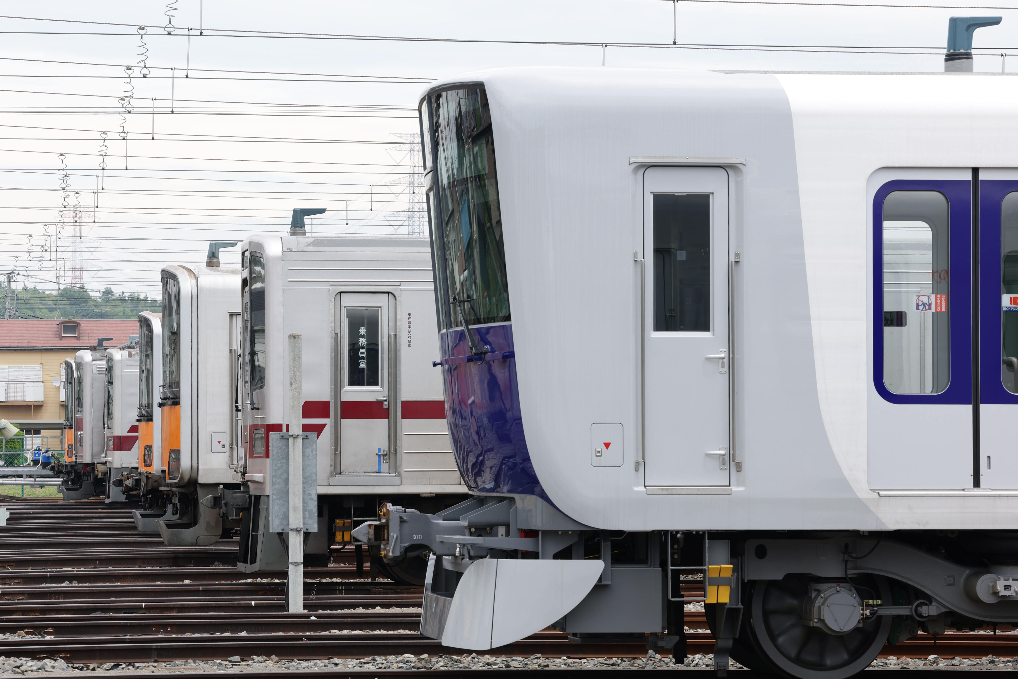 先頭は空へ反りあがる「逆スラント」形状 東武90000系初公開、東上線で