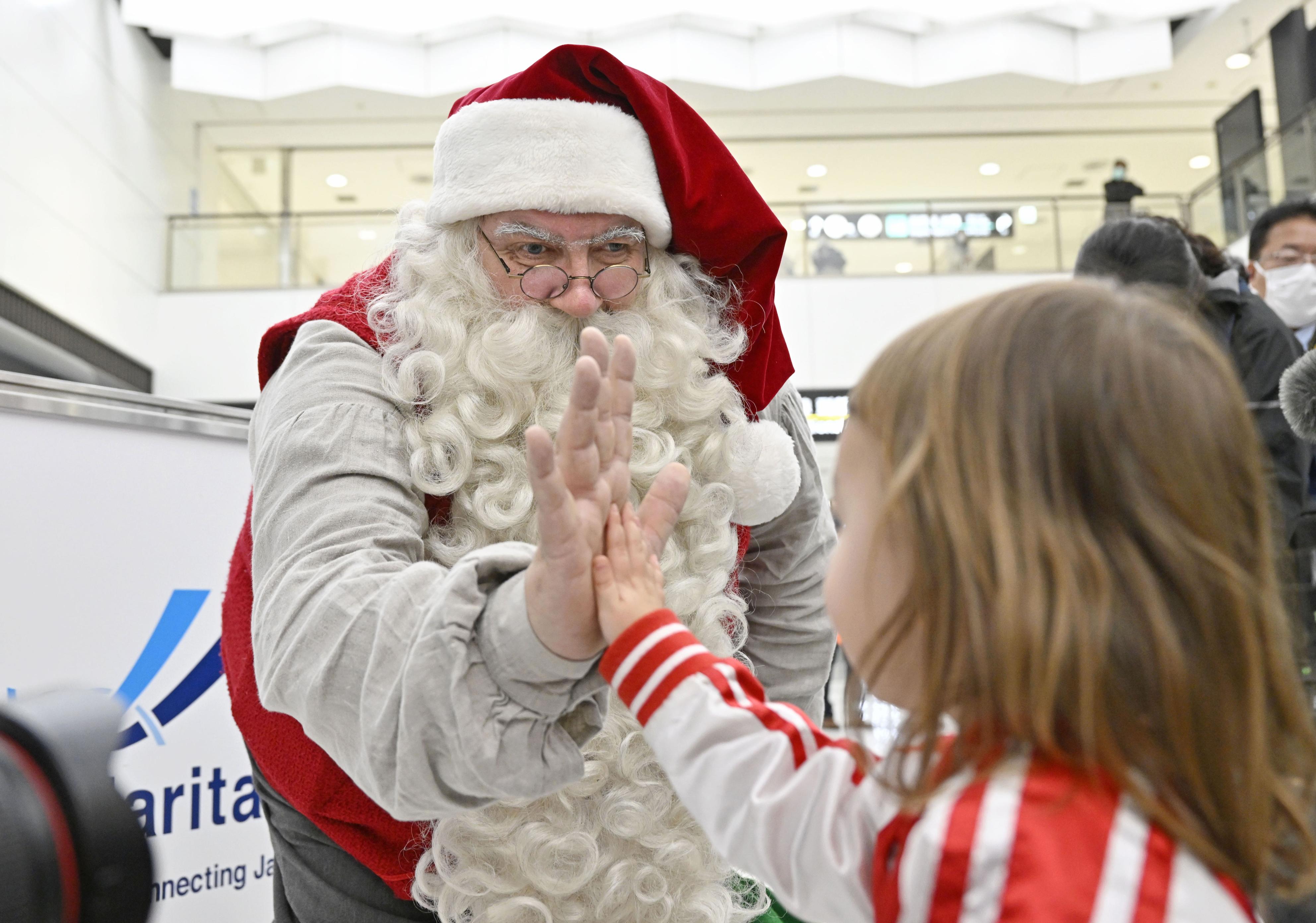 ３年ぶり 公認サンタ来日 フィンランドから成田着 産経ニュース