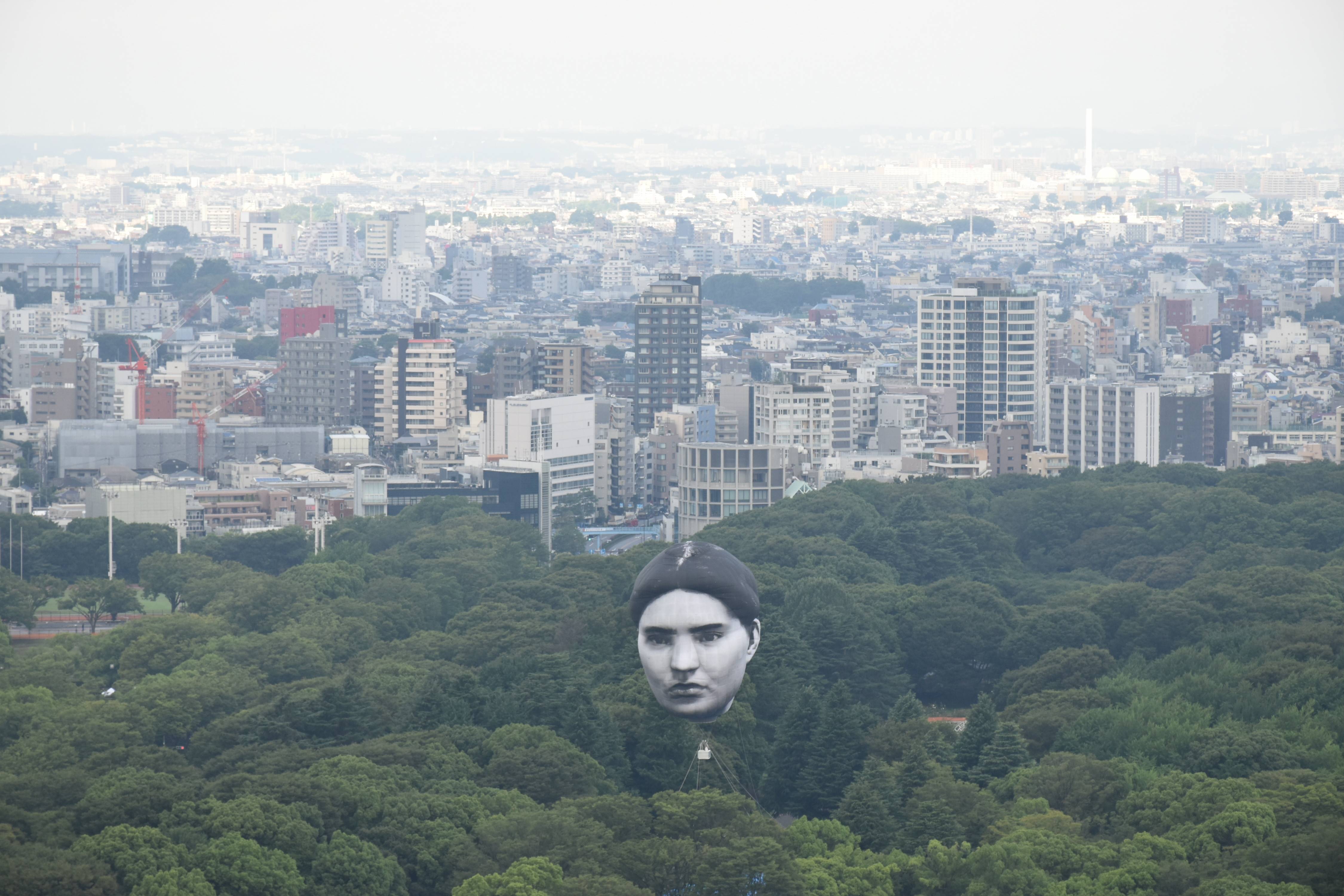 東京の空に謎の 顔 浮かぶ アートプロジェクト まさゆめ 産経ニュース