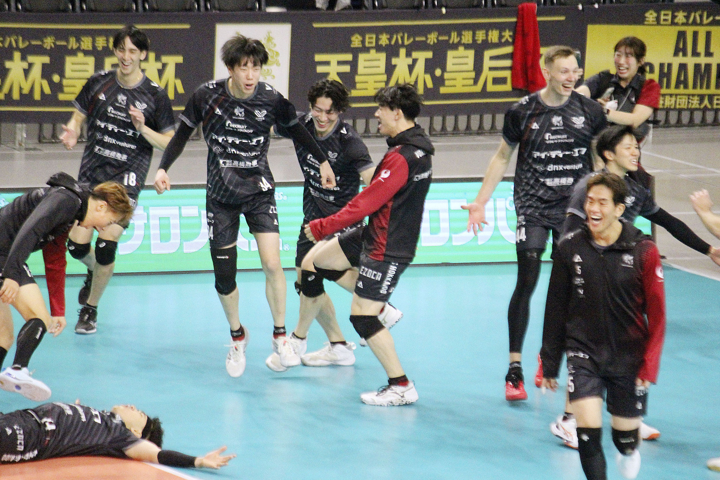 バレー全日本選手権、男子はV北海道が初の決勝進出 女子はNEC川崎と