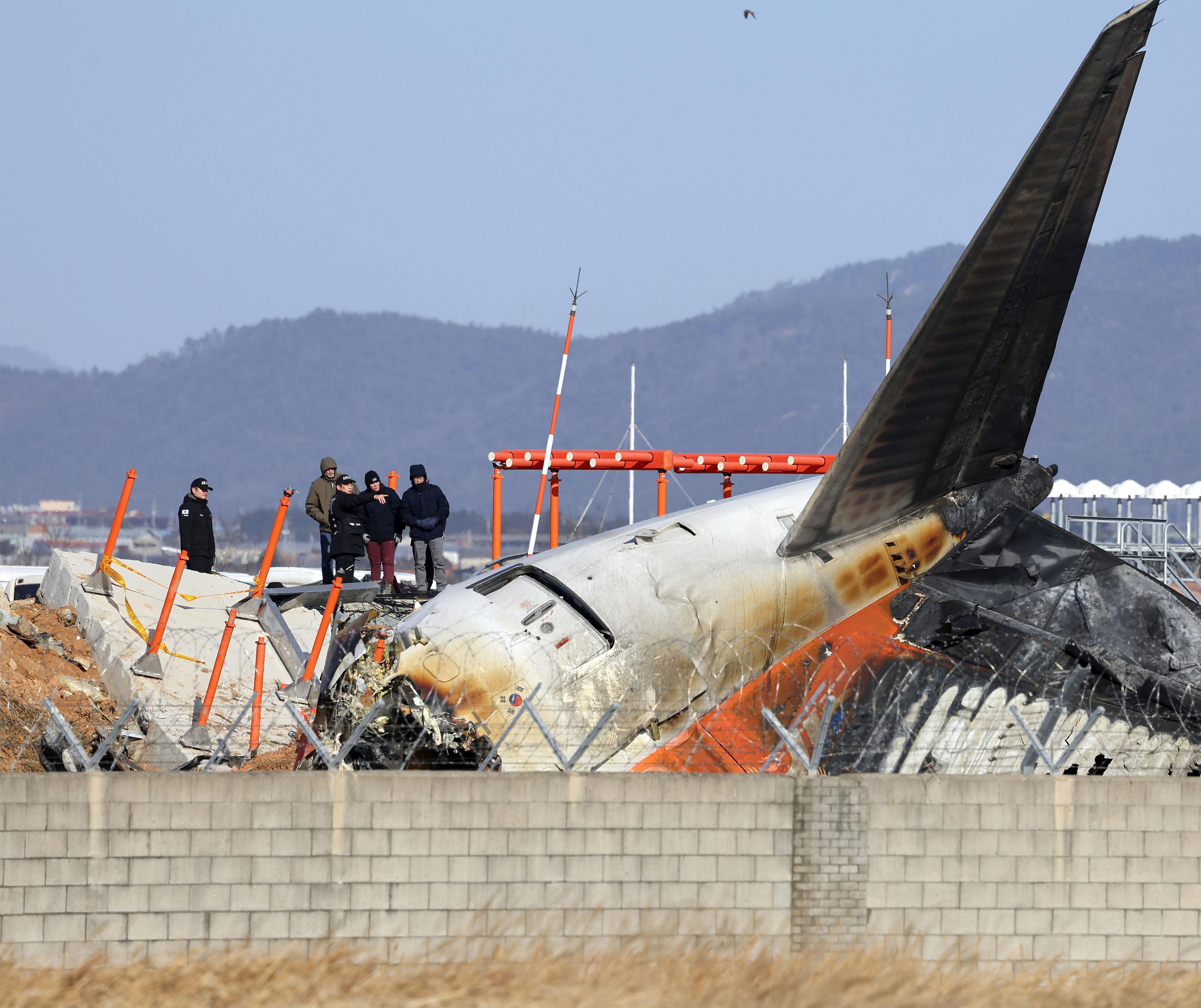 飛行機　事故 韓国機事故、生存者2人は最後尾の男女乗務員 女性下敷き「助けて」男性は放心状態で立つ - 産経ニュース