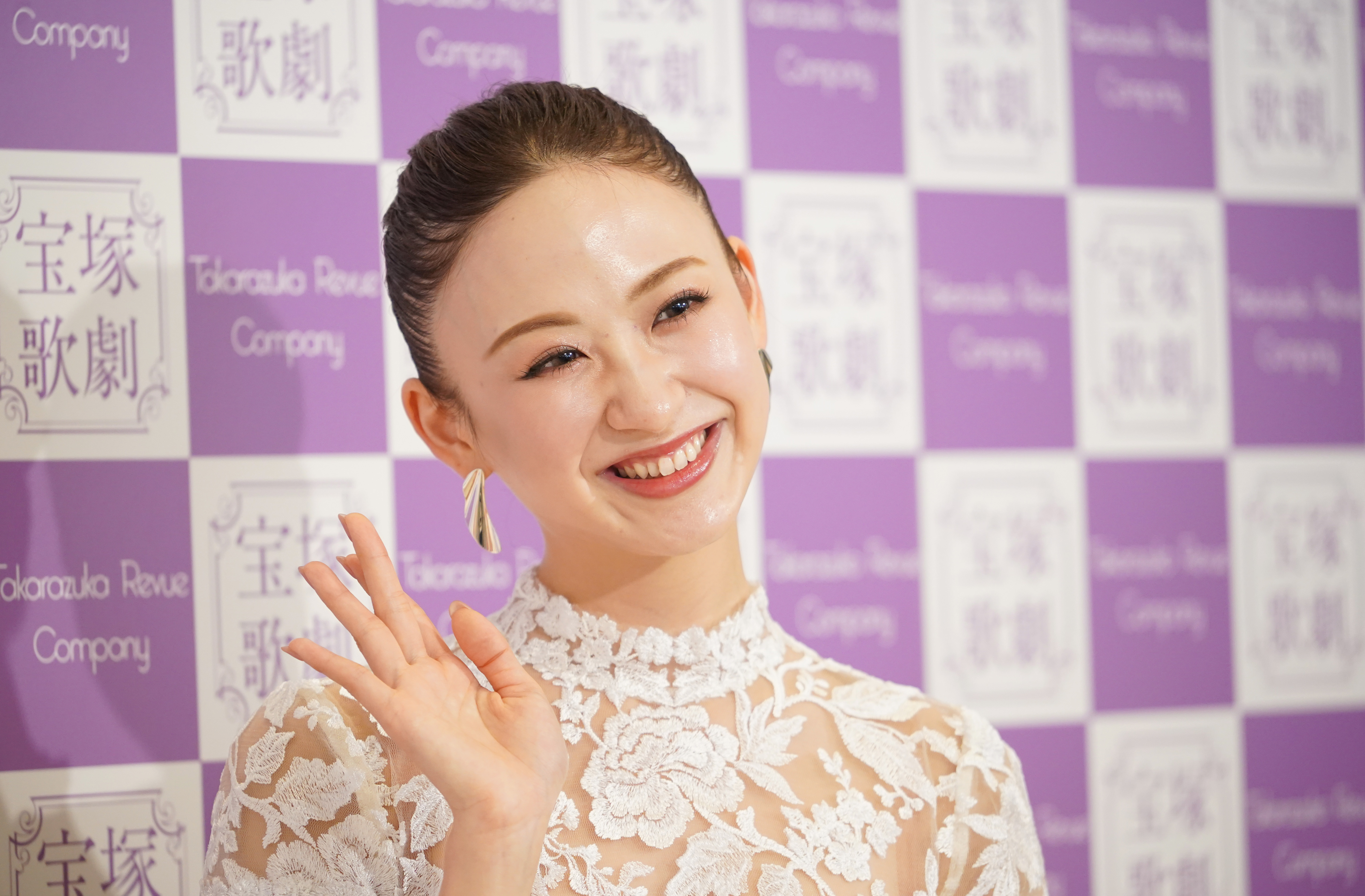 花組トップ娘役・星風さんが会見「自分らしく笑顔でいられたら」 宝塚