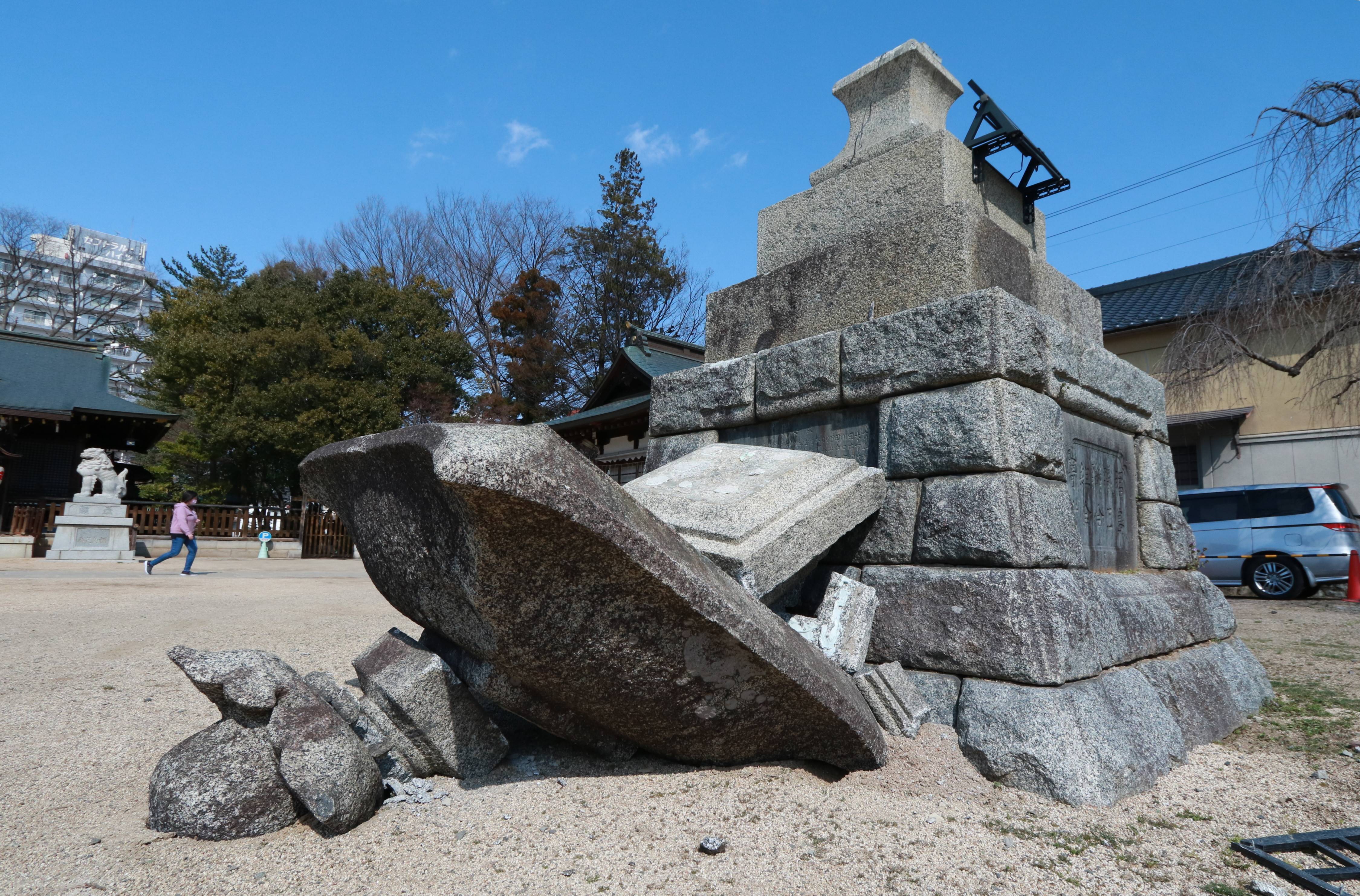 福島稲荷神社 ２年続けて石灯篭倒壊 産経ニュース