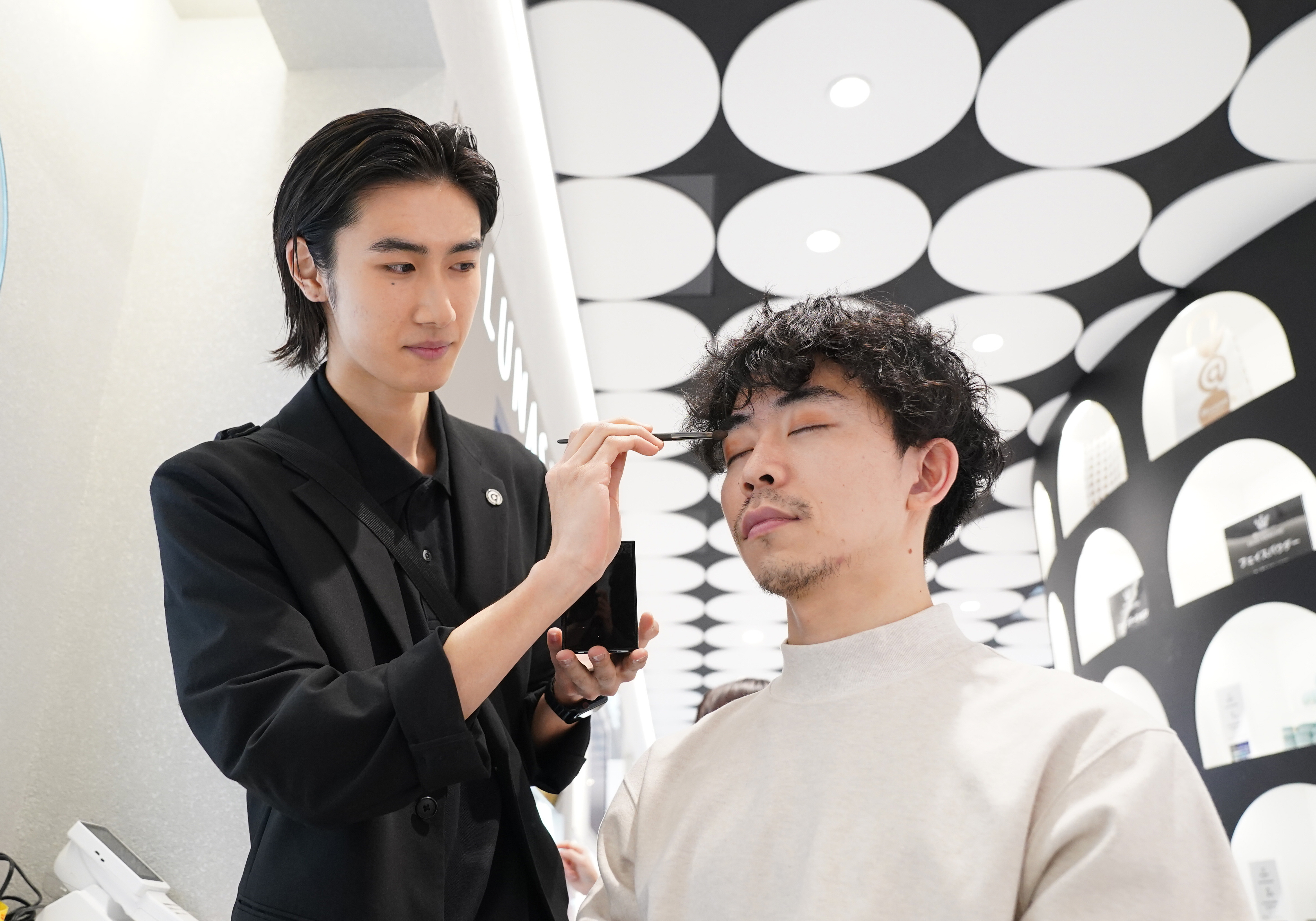 男だってキレイになりたい」 メンズコスメ、5年で400億円市場に拡大