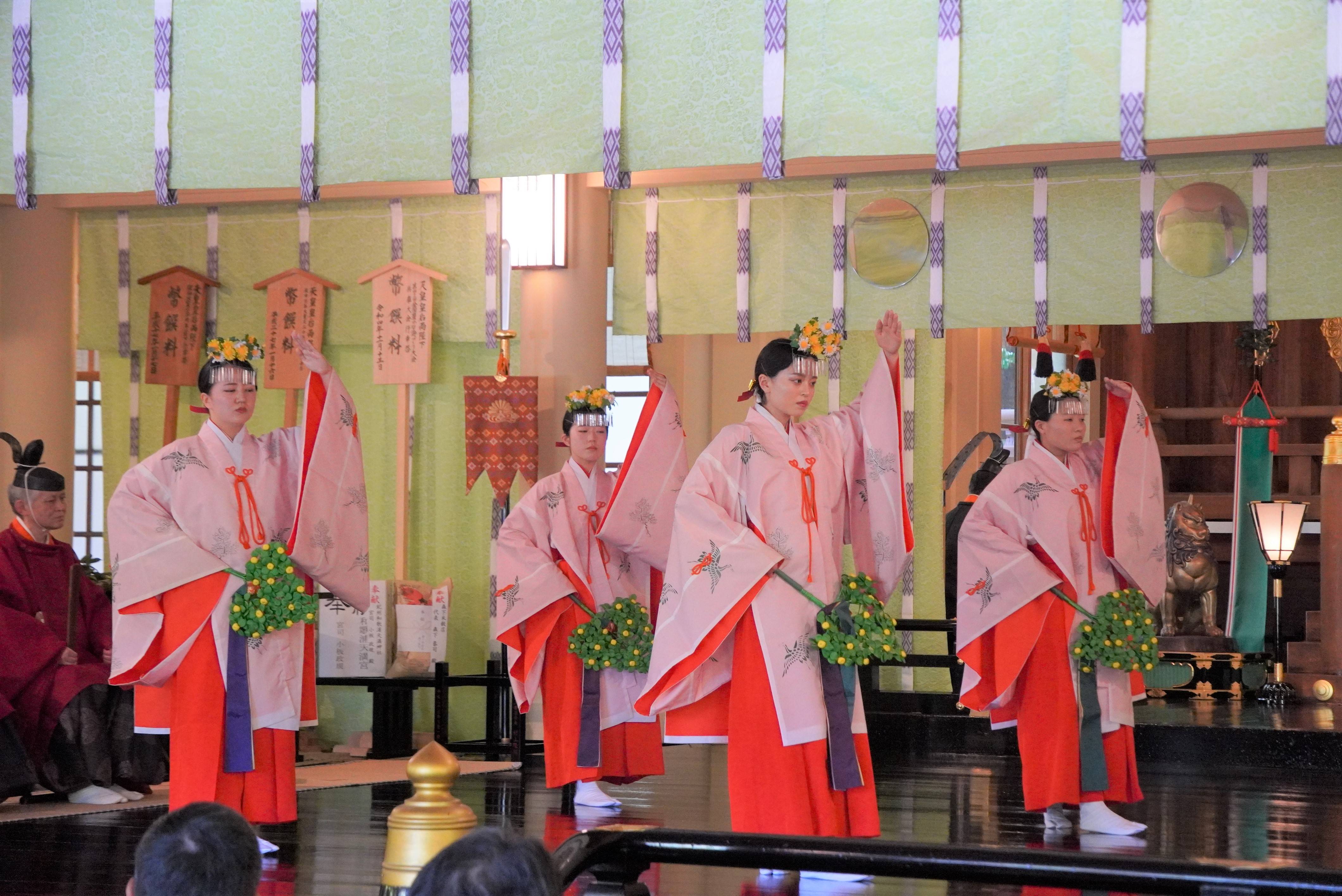 楠木正成の遺徳たたえ「楠公祭」 独自の神楽「橘の舞」を奉納 神戸・湊川神社 - 産経ニュース