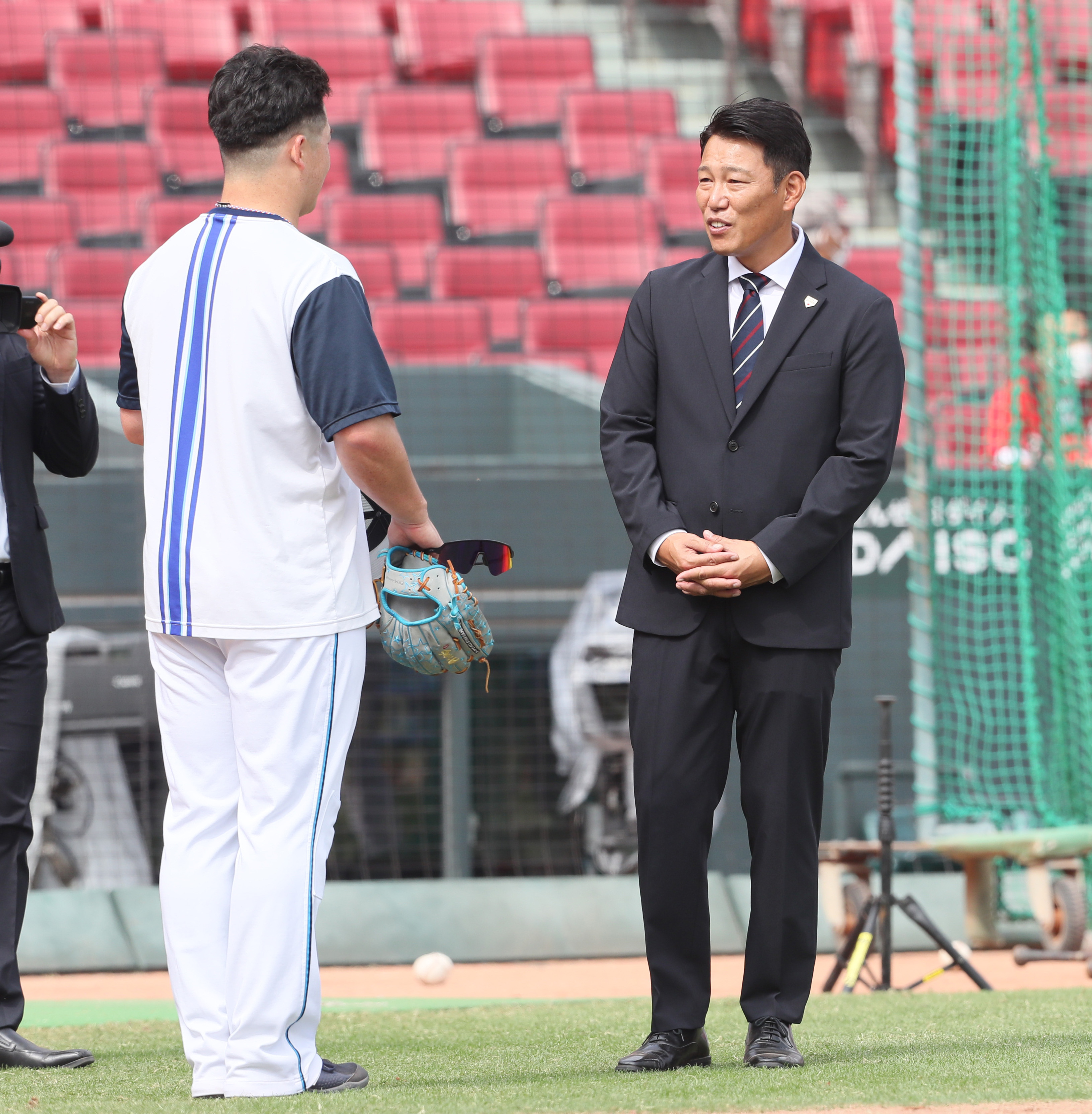 侍ジャパン・井端監督が広島＆ＤｅＮＡにあいさつ　ＷＢＣ出場した牧に「日本を引っ張っていってもらいたい」