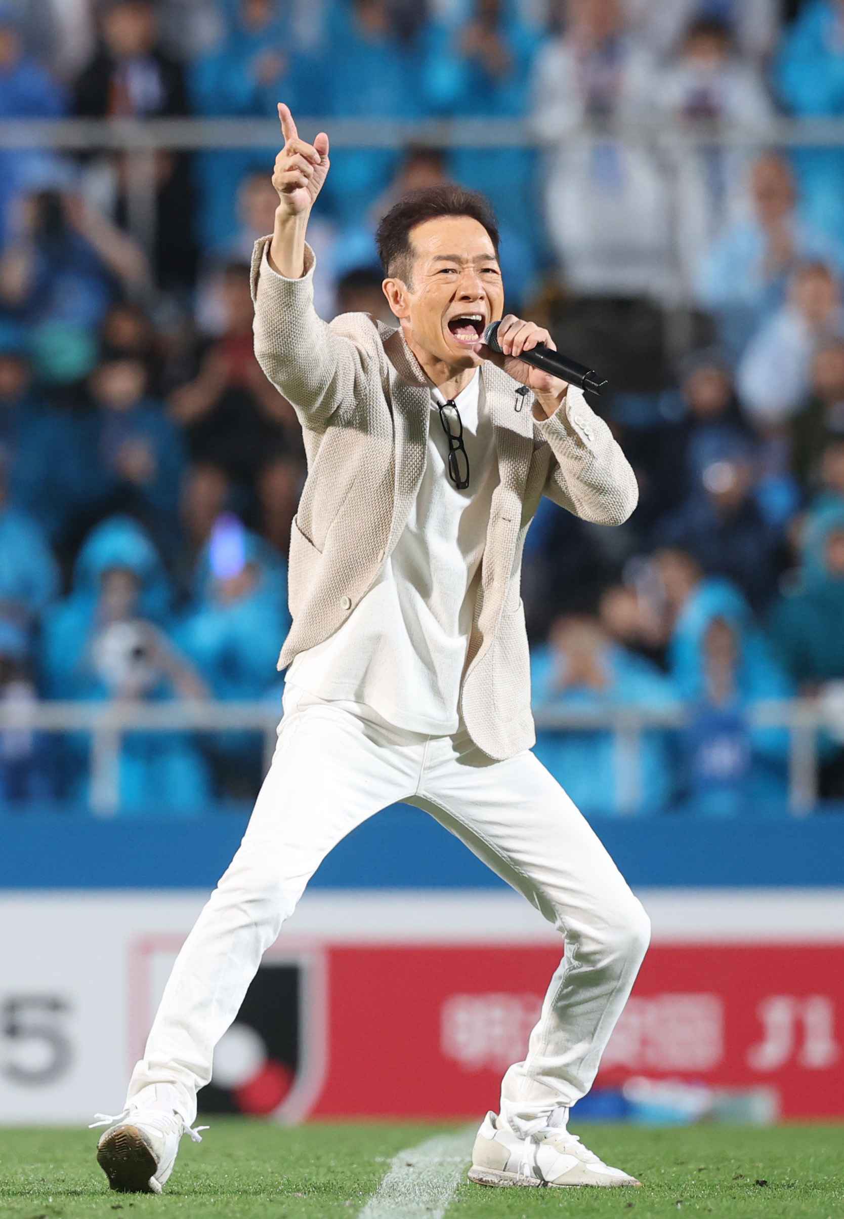 田原俊彦、サッカーJ1FC横浜を歌で激励 ひとり親家庭を支援する「トシ