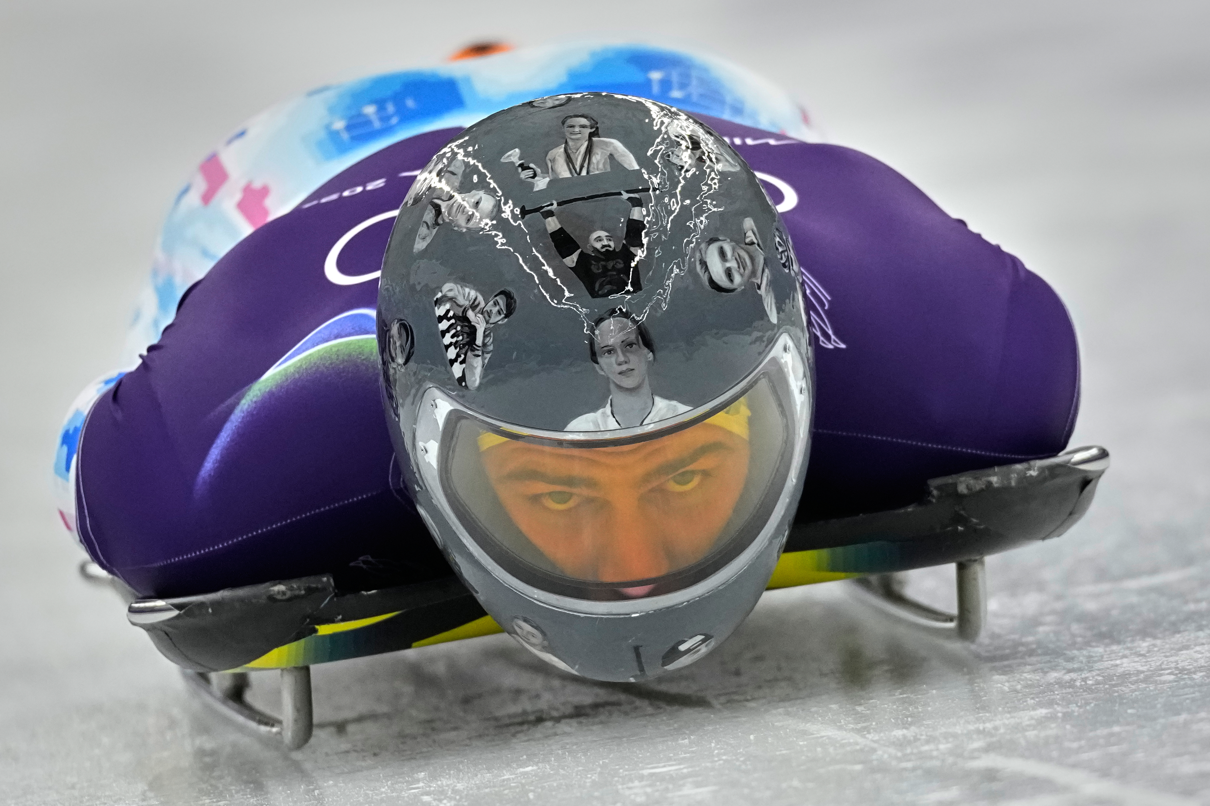 ヘルメットに戦死者の写真 ウクライナ選手、練習で 五輪憲章「破ってい