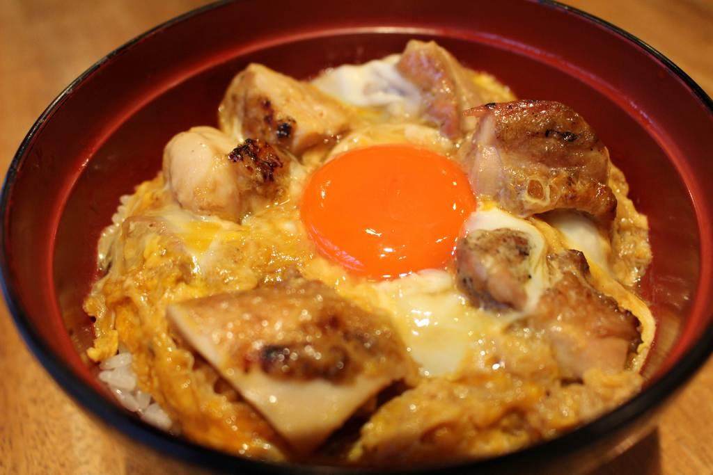 信州黄金シャモの親子丼 軽井沢・鶏味座（とりみくら）（1/2ページ