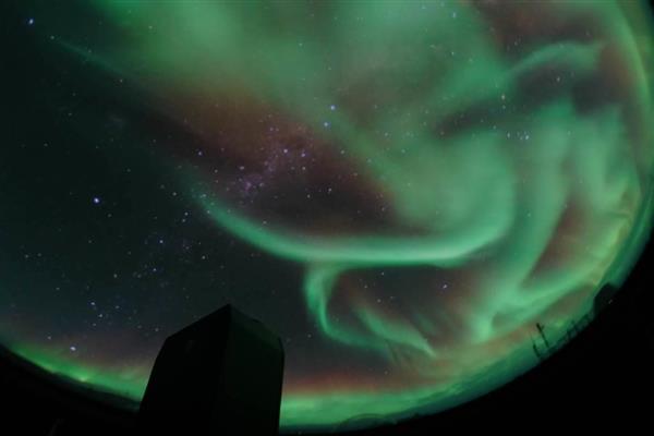 まるで南極にいるみたい！ 鮮明なオーロラ映像で疑似体験 東京・立川の