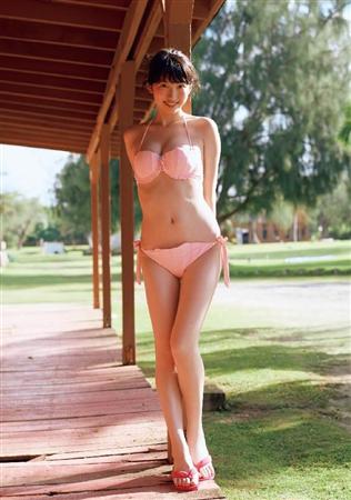 元Dream5の日比美思、初水着で見事な谷間！グラビア初体験