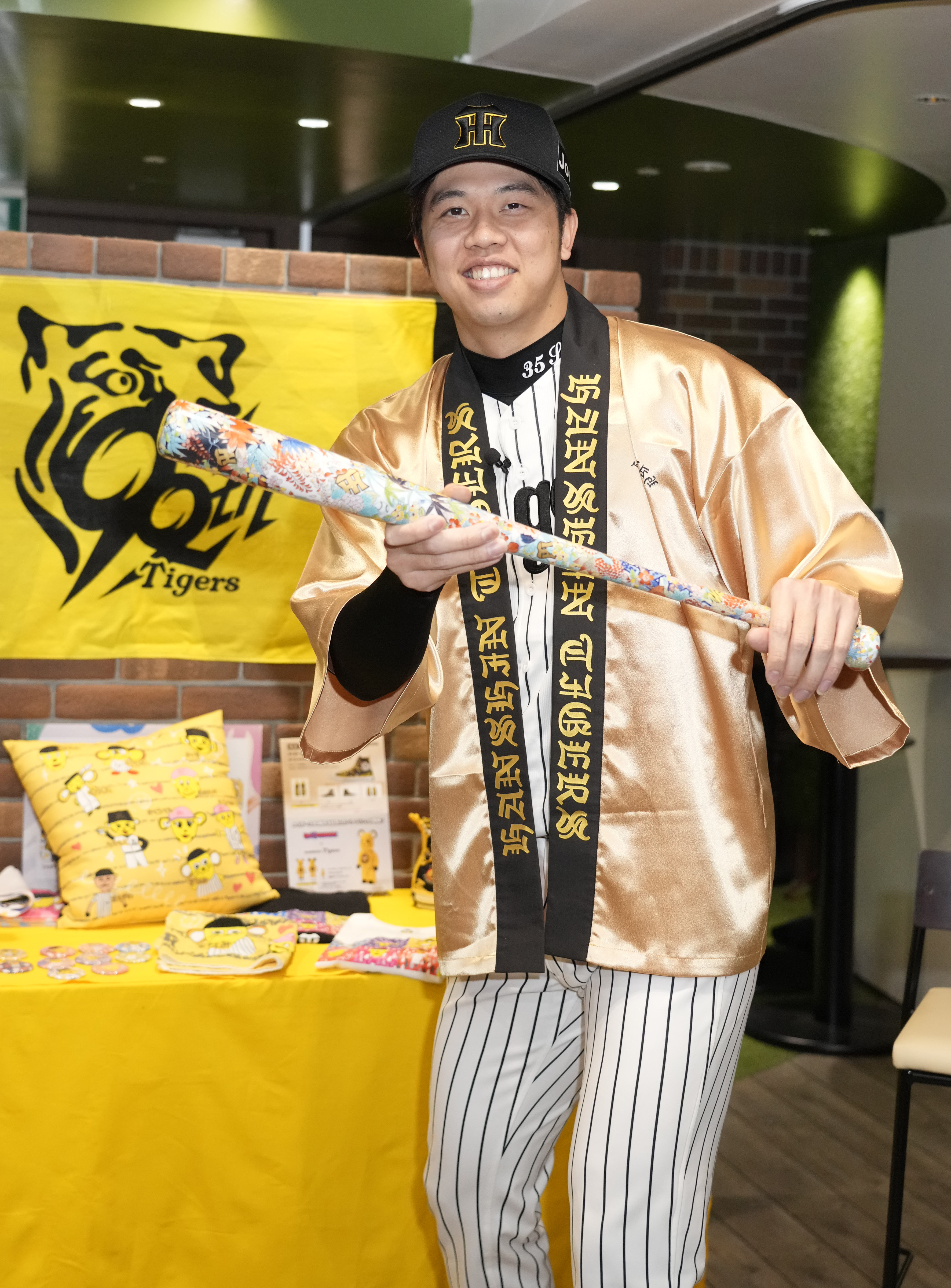 阪神・才木浩人がグッズ内覧会出席「グッズの売り上げが多いということ