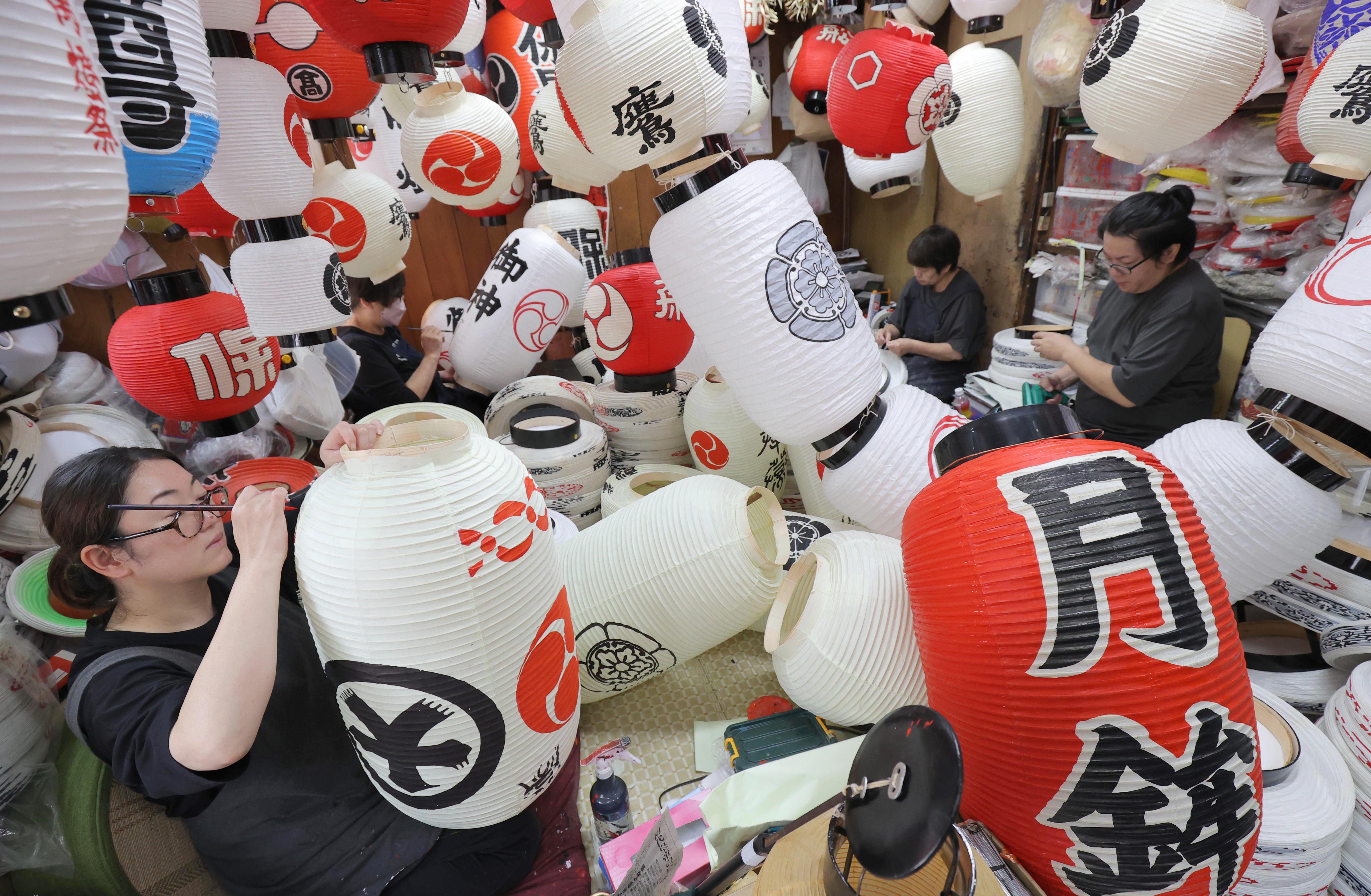 信仰と歴史、感じてほしい」祇園祭彩る提灯制作がピーク 老舗「奥川提