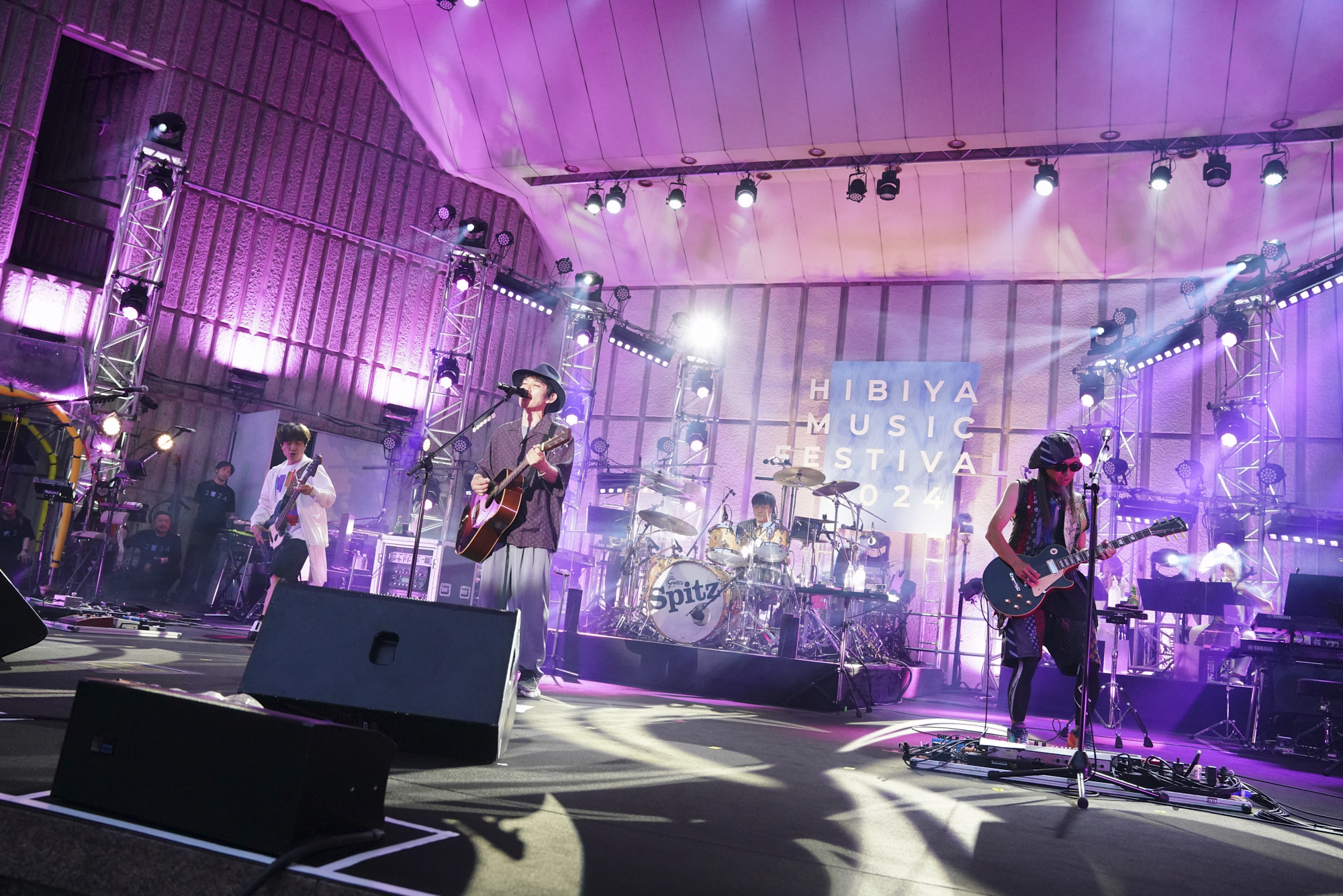 スピッツ、21年ぶりに日比谷野音に登場〝音漏れ〟を聴くファンに