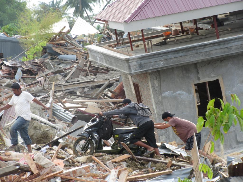 ａｓｅａｎ見聞録 街は 泥の津波 に飲まれた インドネシア地震ルポ 液状化で５０００人不明 イザ