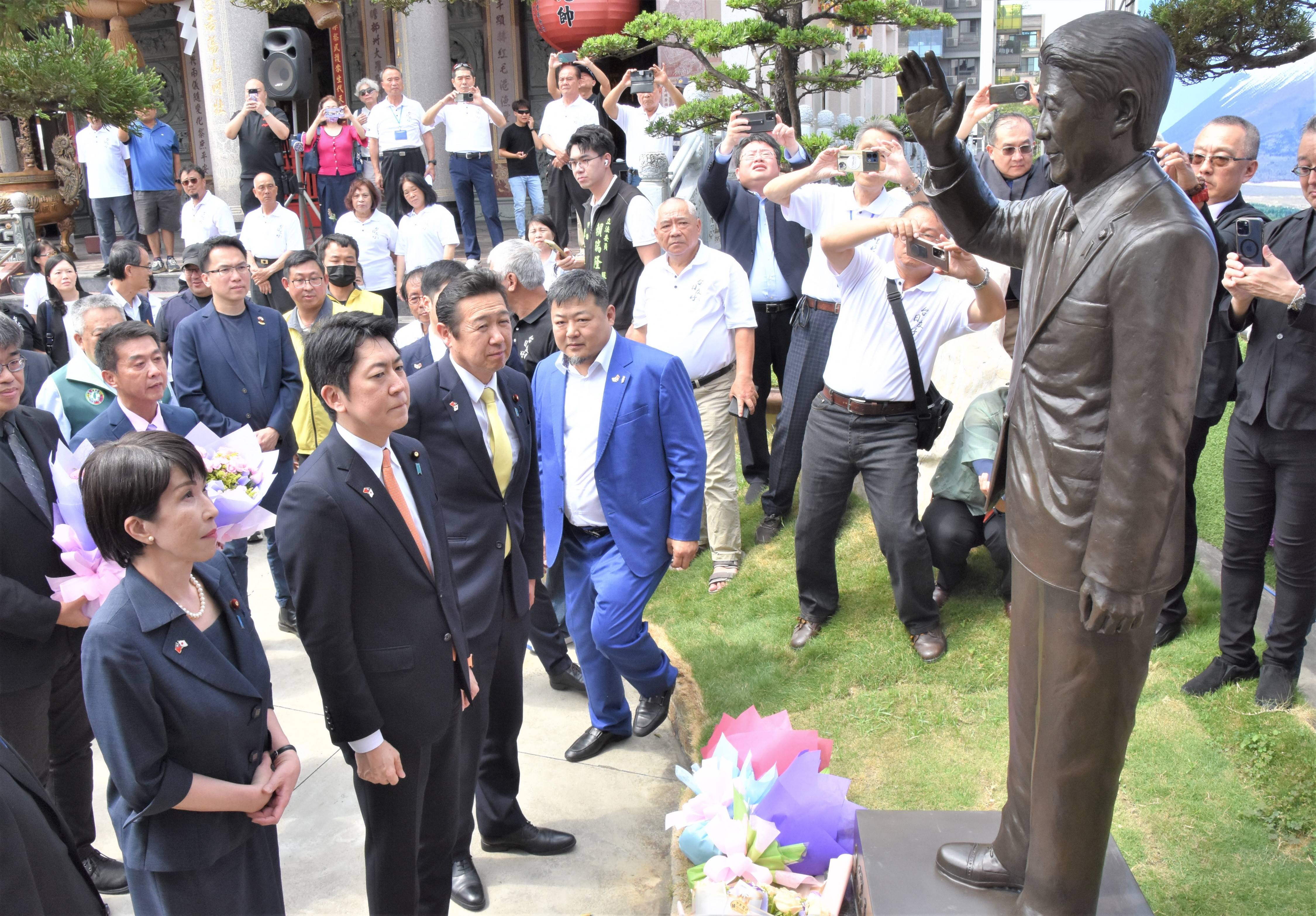 高市早苗氏、台湾で安倍晋三元首相の銅像に献花「日台にどれほど