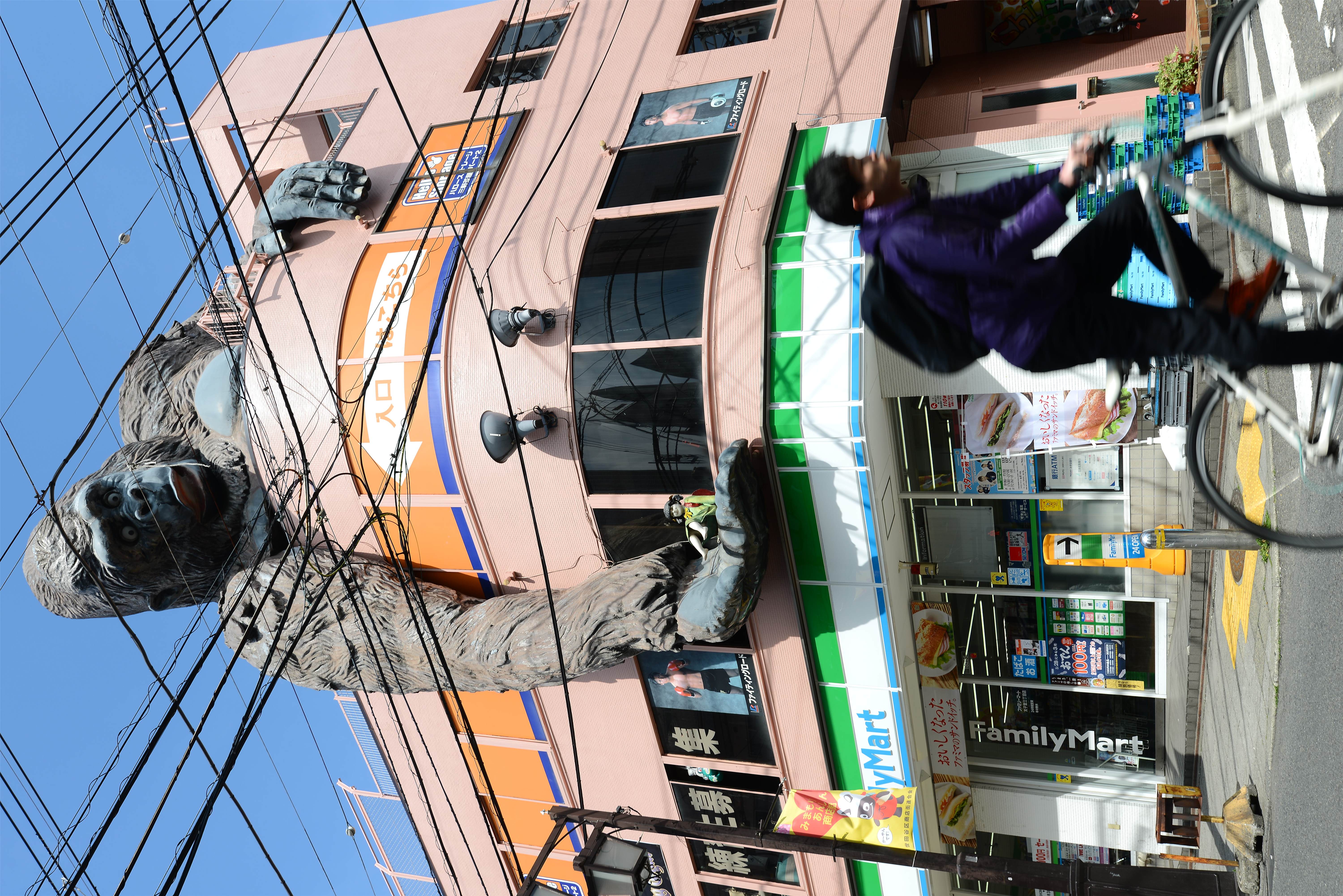 三軒茶屋のゴリラビル 屋上から伸びるゴリラの手には… 東京都世田谷区