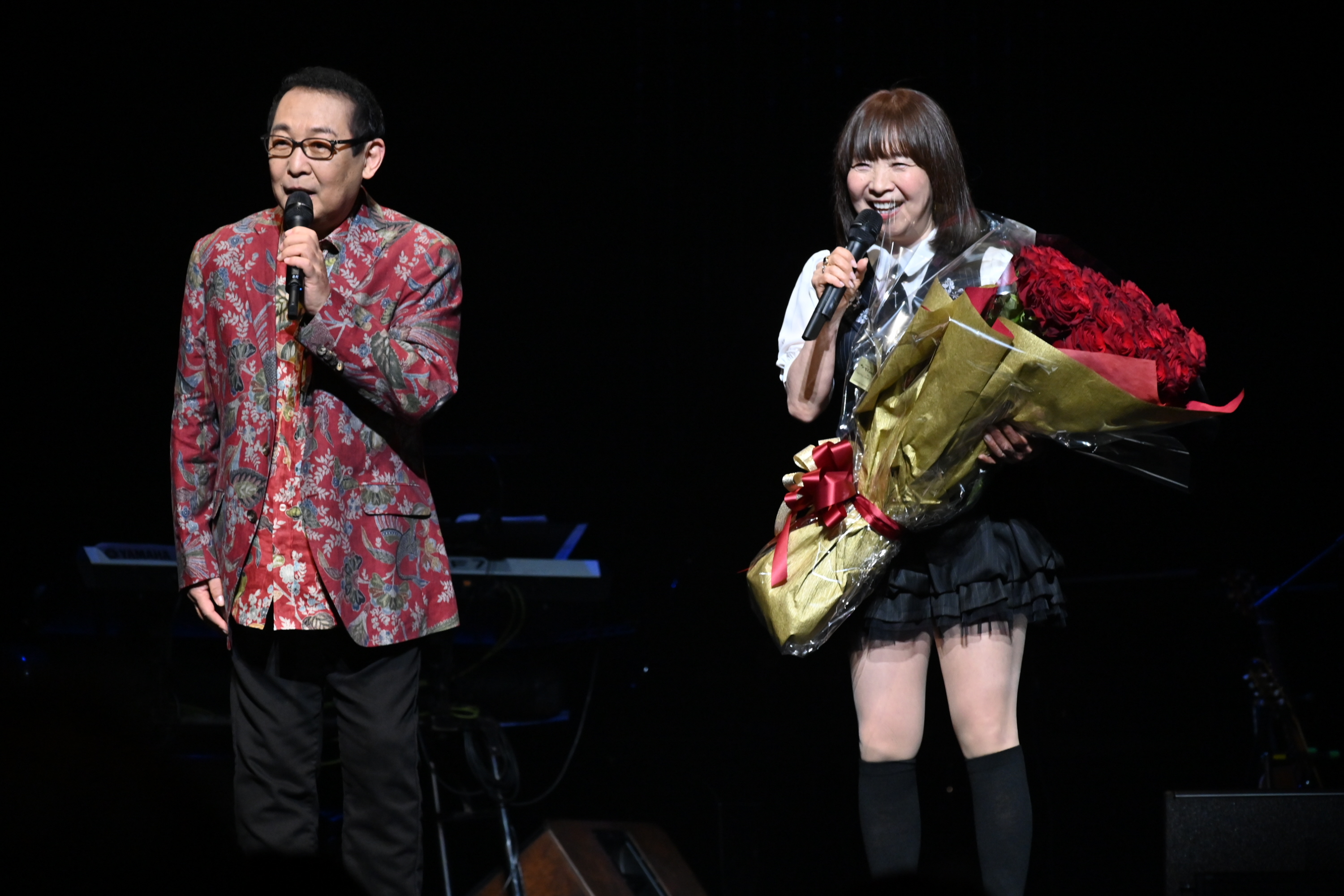 イルカ、50周年公演でさだまさしからバラ50本をプレゼントされ