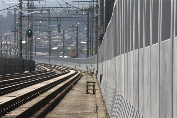 湖西線レール JR湖西線防風柵を8キロ延長 運転見合わせ時間3分の1以下に - 産経