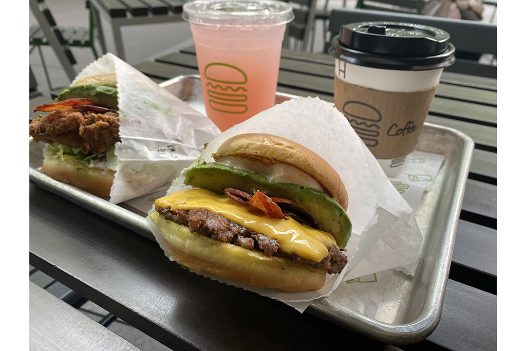 ケリーさん、シェイク シャックのドッグクッキーに夢中！ - イザ！