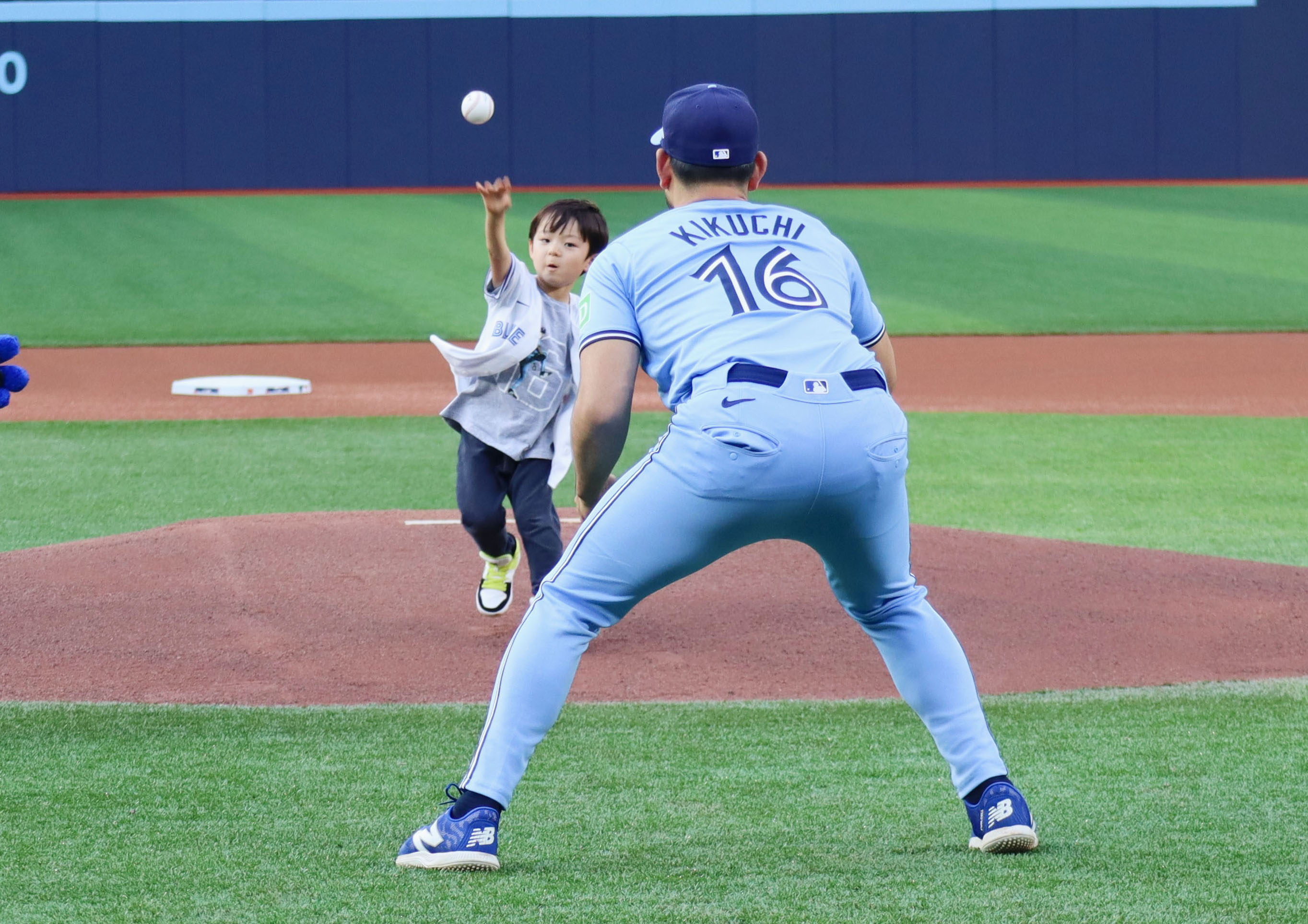 MLB】ブルージェイズ・菊池雄星の4歳長男が始球式 捕手役の父へ