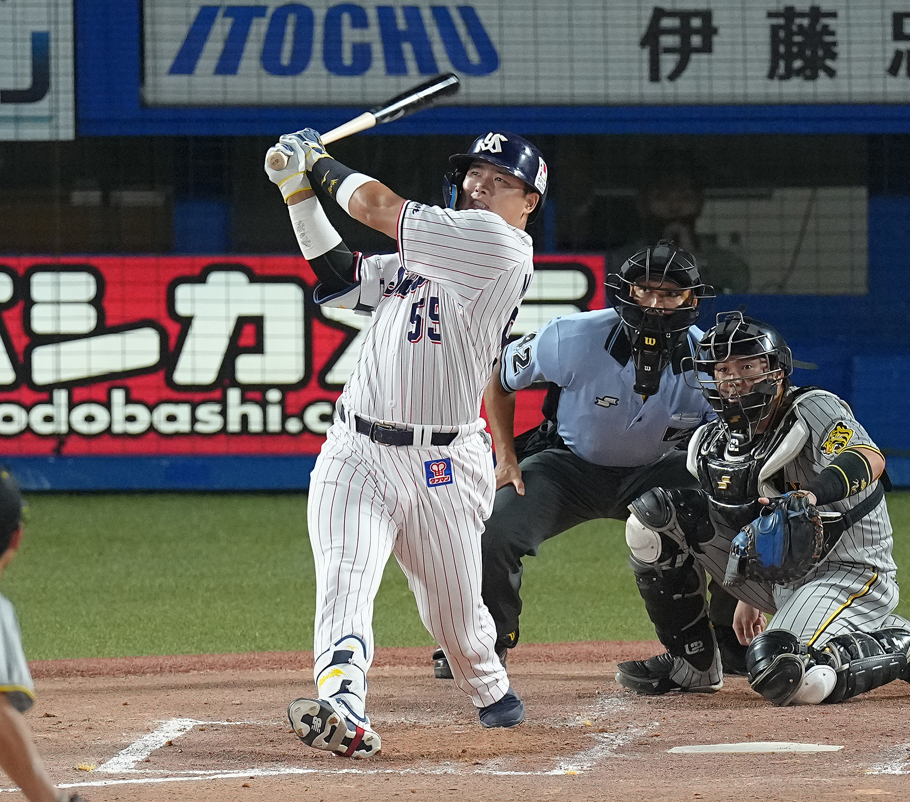 ヤクルト・村上、メモリアルV42号！投手100人斬り