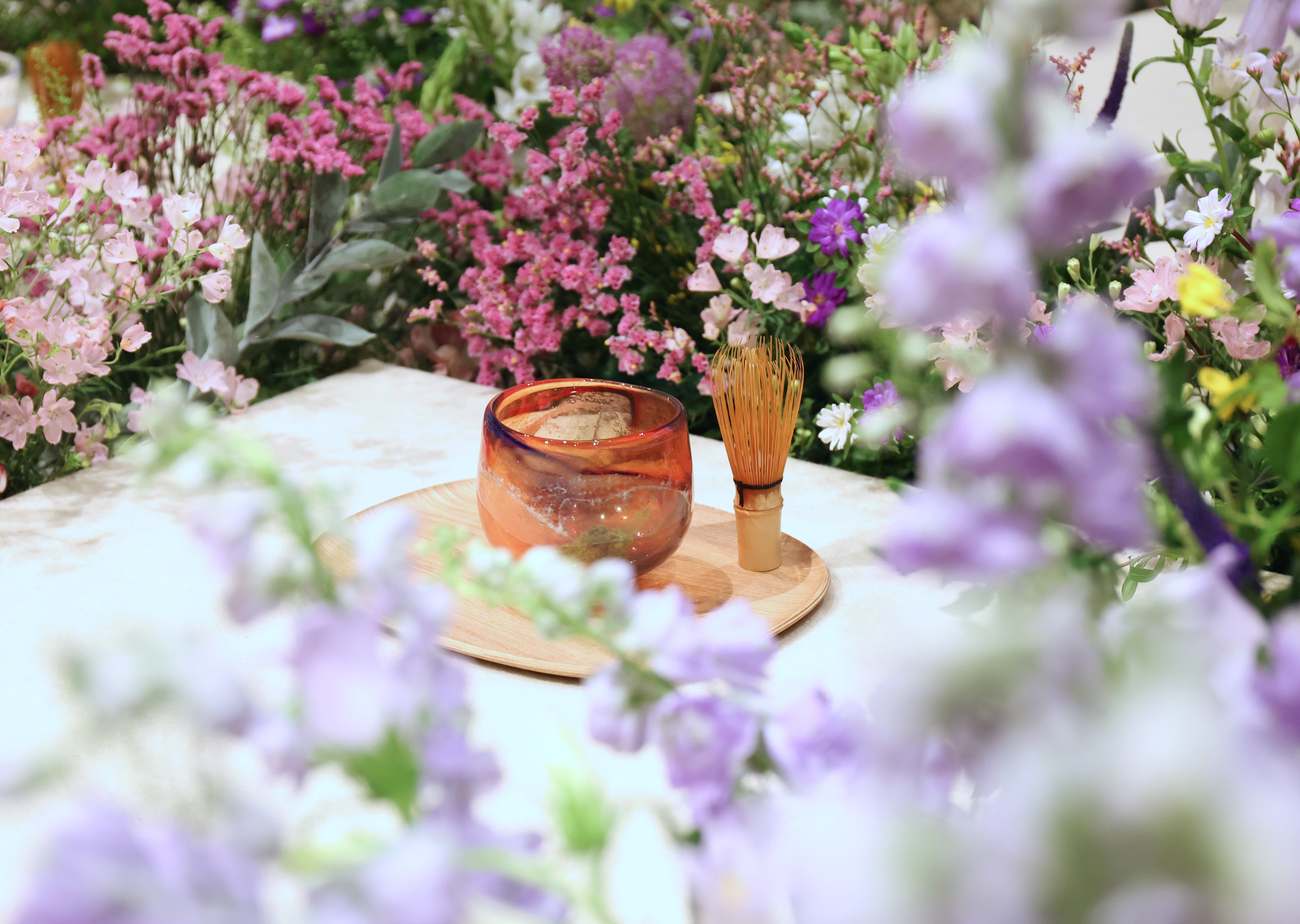 とげとげの斬新な茶碗で千利休が愛した茶会を 万博開場に出現した花の