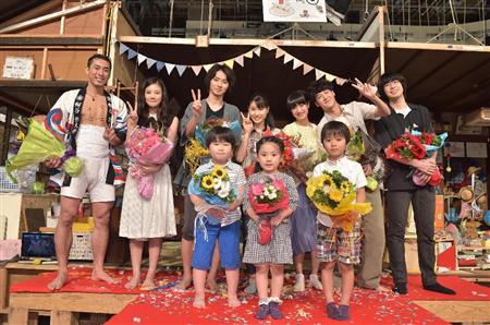 まれ 撮影終了 土屋太鳳 夫役 山崎と抱き合い飛躍誓う サンスポ