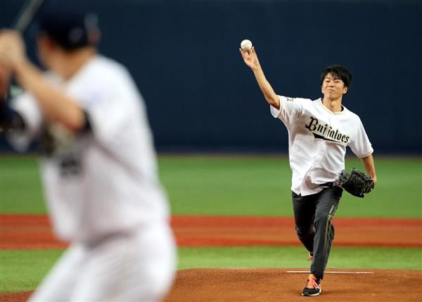 陸上 日本新へ決意 背番号 ９９７ で始球式 関学大 多田修平 産経ニュース