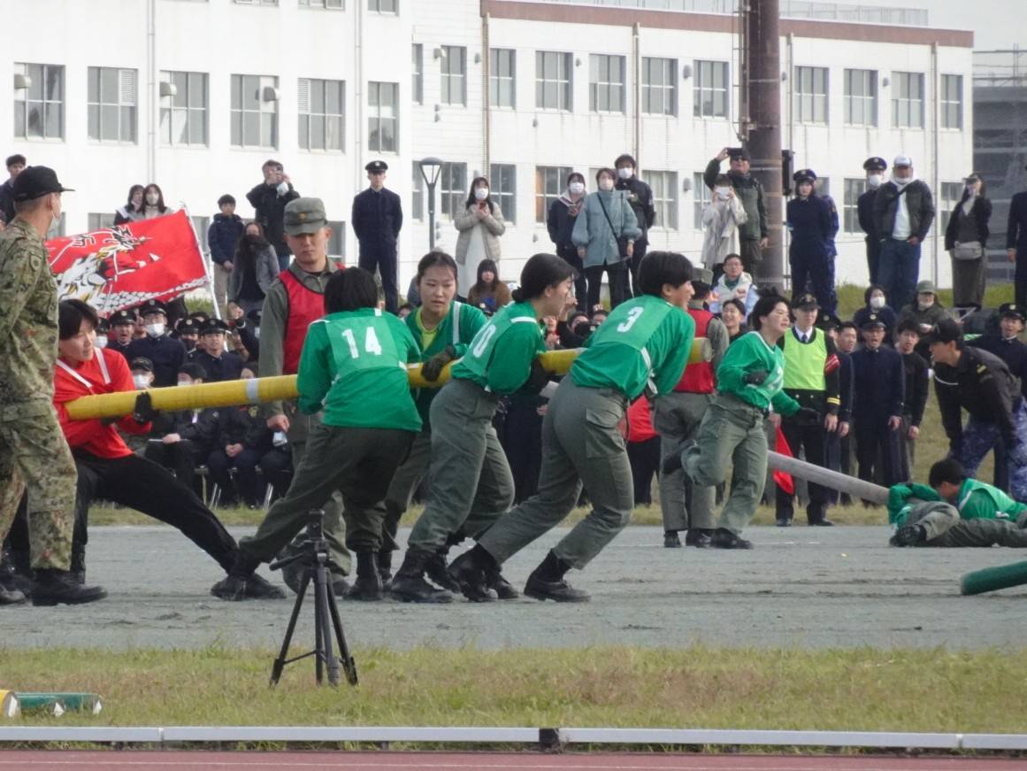 防衛大の女子学生が力強く「棒引き」競技 開校記念祭で初の試み 新たな