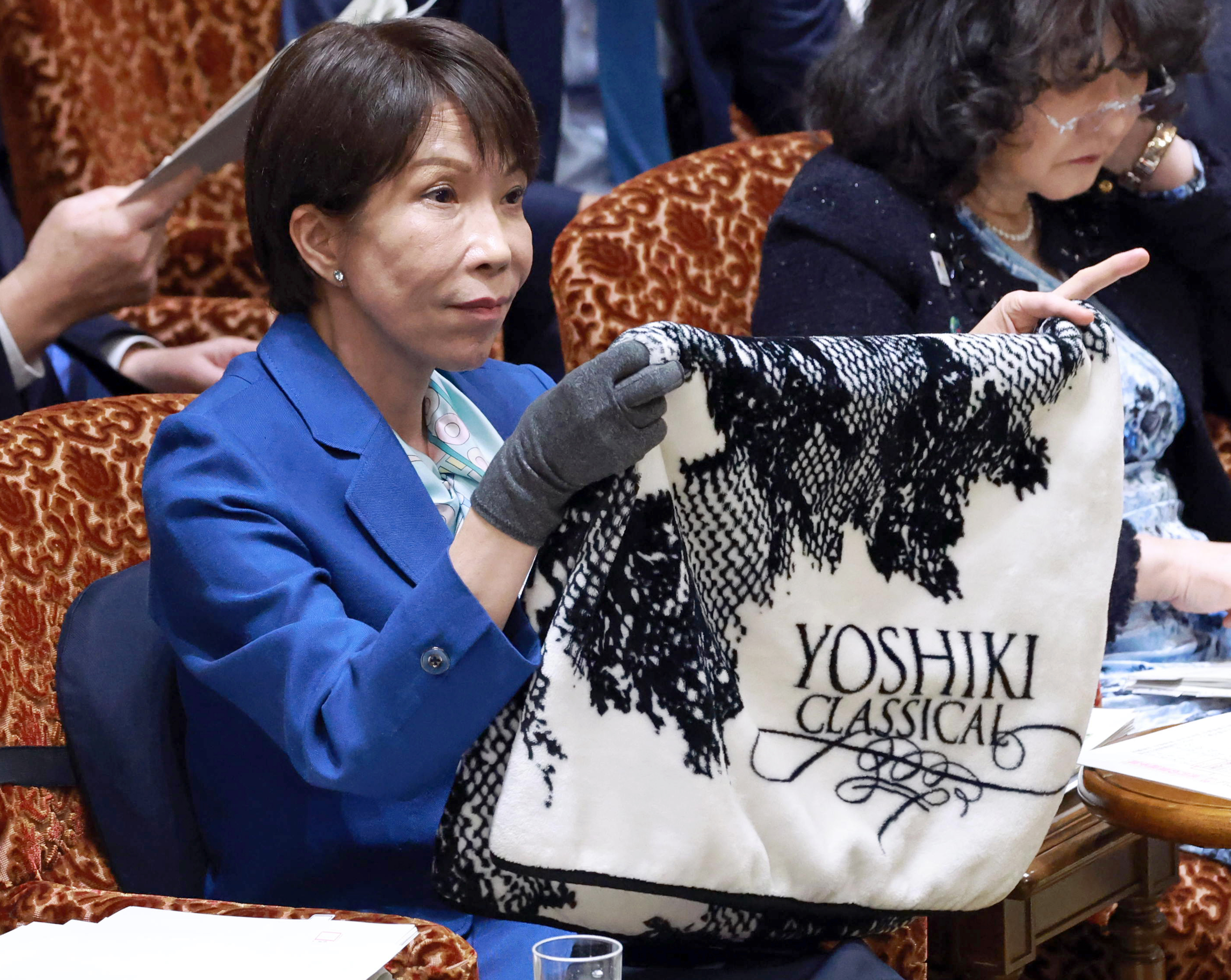 YOSHIKIブランケット 高市早苗首相が国会でYOSHIKIブランケットを愛用 ツアーの非売品か