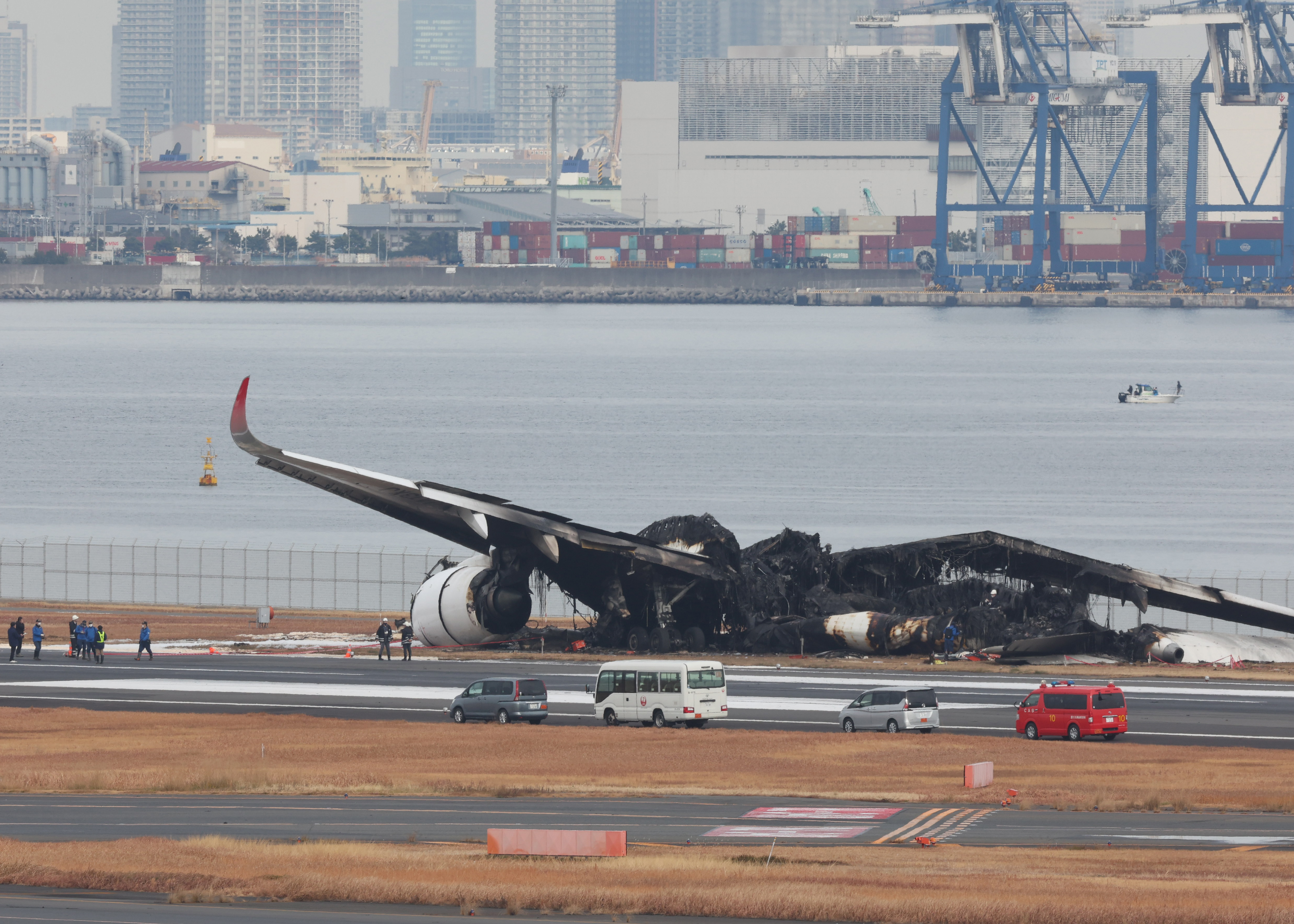 破損確認写真 フォト】焦げたJAL機・海保機、原形とどめず 羽田空港 - 産経ニュース