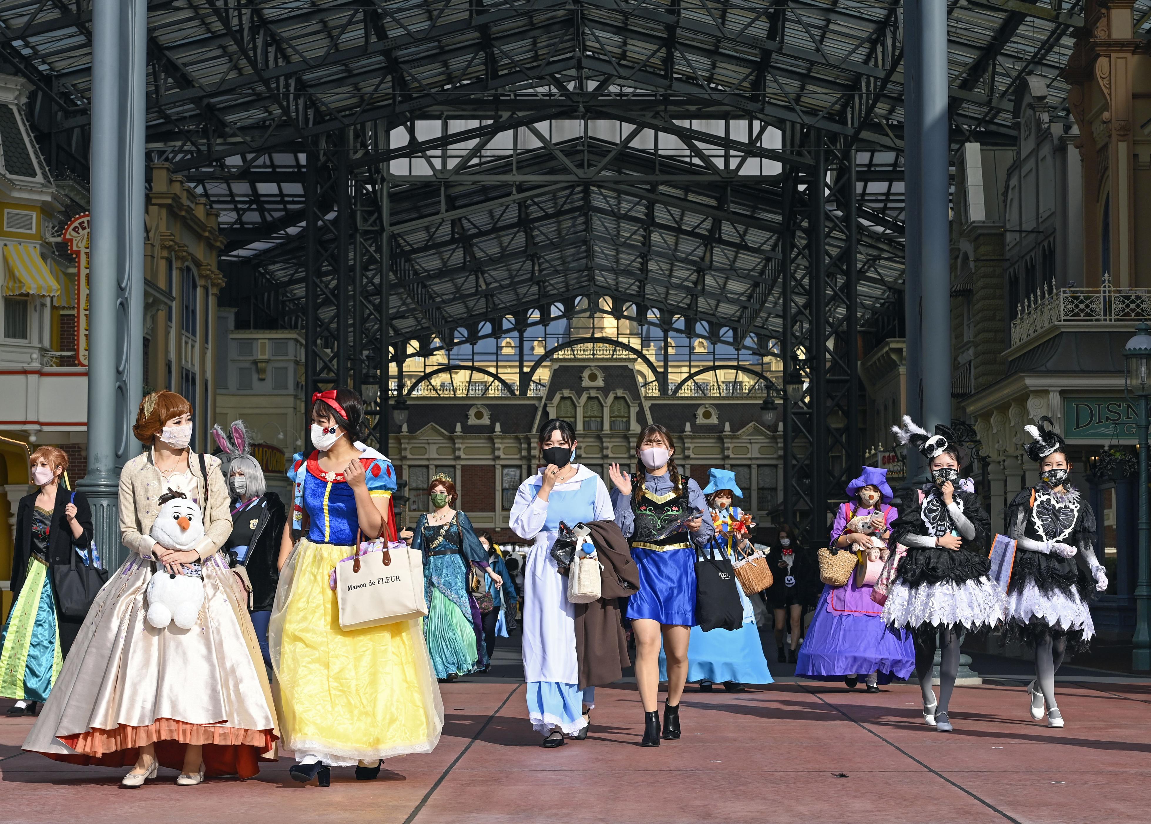 仮装してディズニー満喫 ハロウィーン ２年ぶり イザ