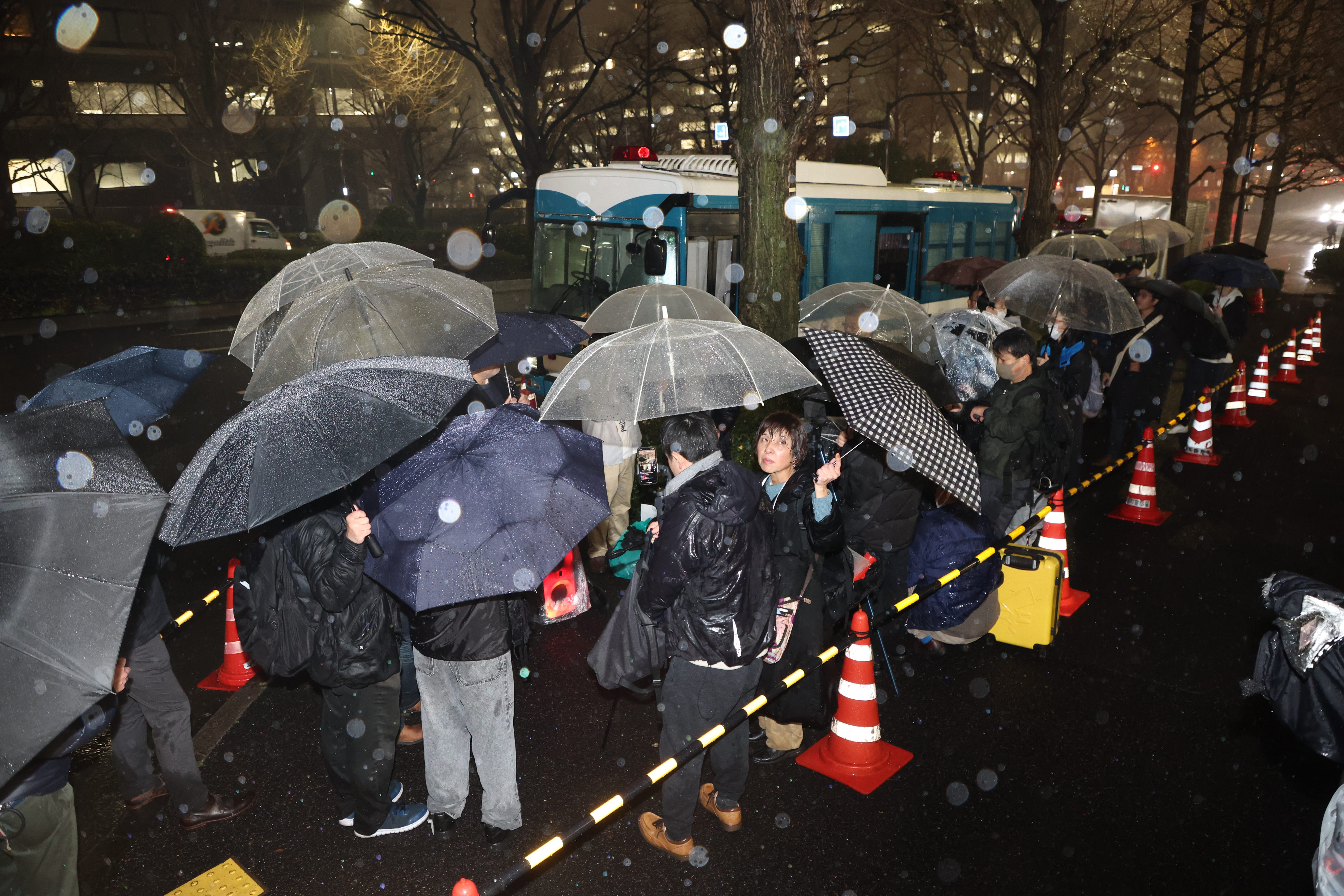 日本財政破綻は真っ赤な噓」「ただ搾取で終わるのに憤り」勢い増す怒り