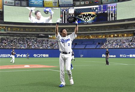 中日・荒木雅博氏が引退試合「2番DH」直球捉えるも三ゴロ - サンスポ