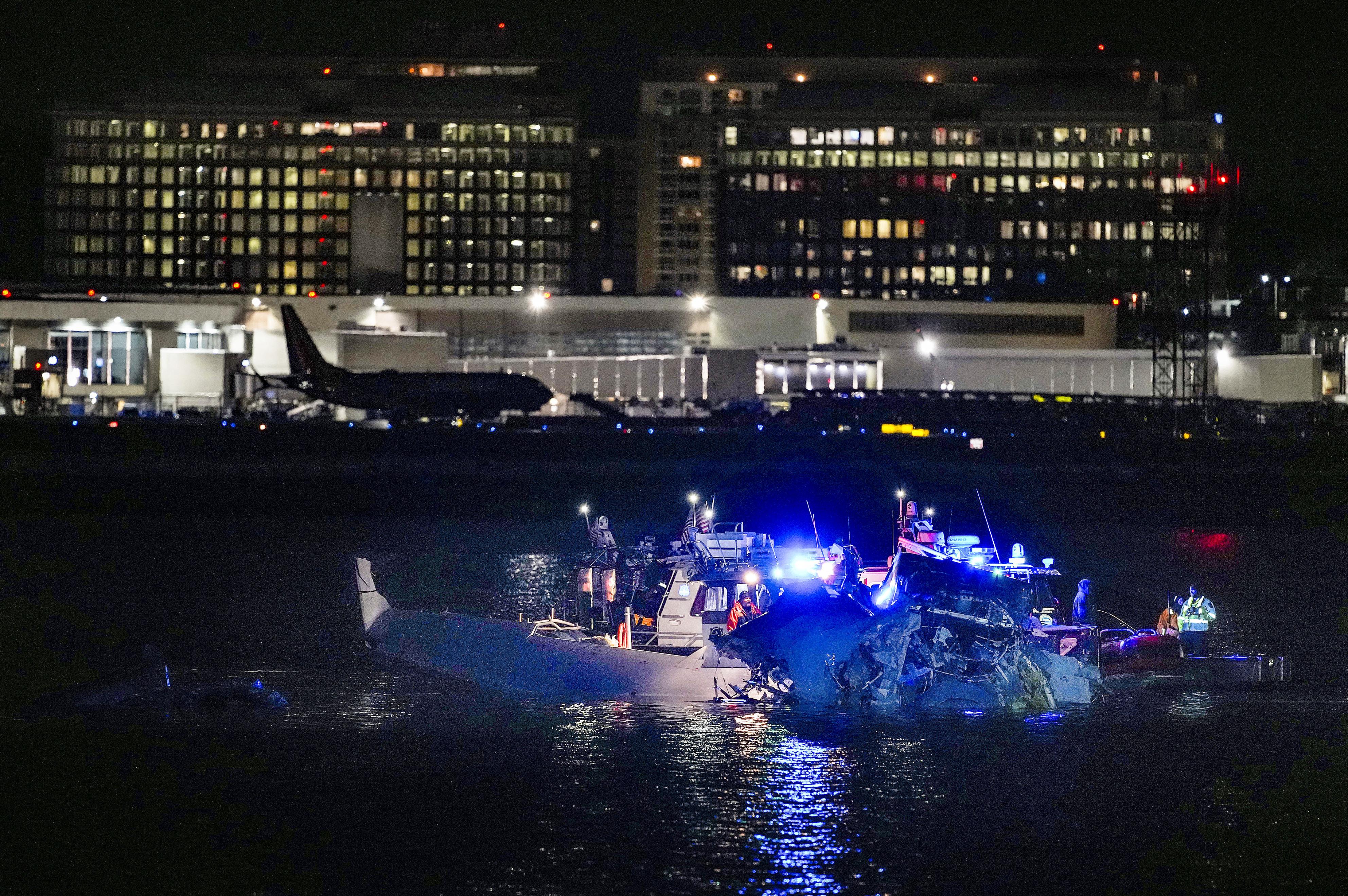 米ワシントンの空中衝突事故、少なくとも30人の遺体収容と報道 空港は