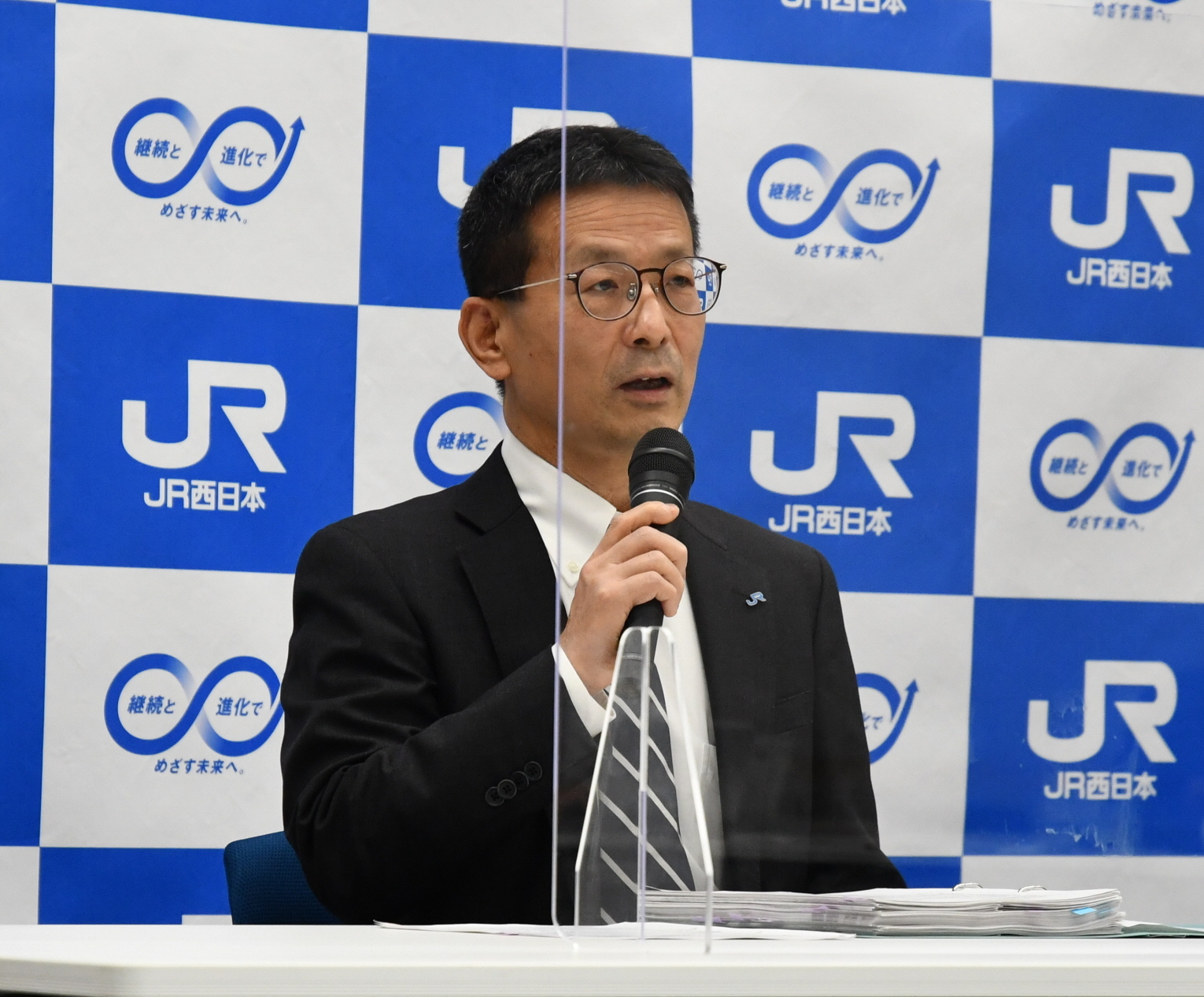 JR西日本、3年ぶり黒字 利用客がコロナ前の7割に回復 - 産経ニュース