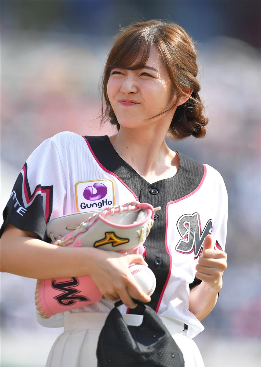元 ｕｔｅ鈴木愛理が笑顔でワンバン始球式 捕手は里崎氏が務める サンスポ