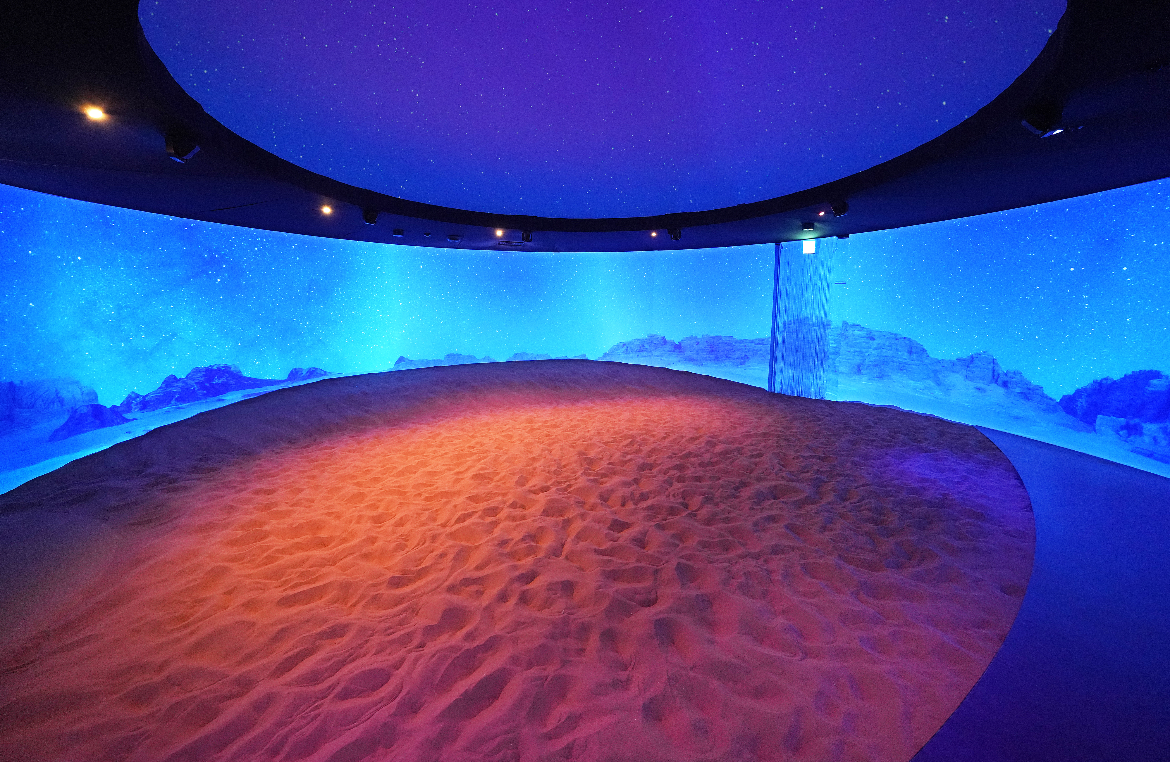 P*9様 関西万博 ヨルダン館 砂 744g 大容量 ワディラム砂漠 未開封品 本場の砂で味わう癒やしの砂漠体験 ぴあの万博情報誌で満足度1位