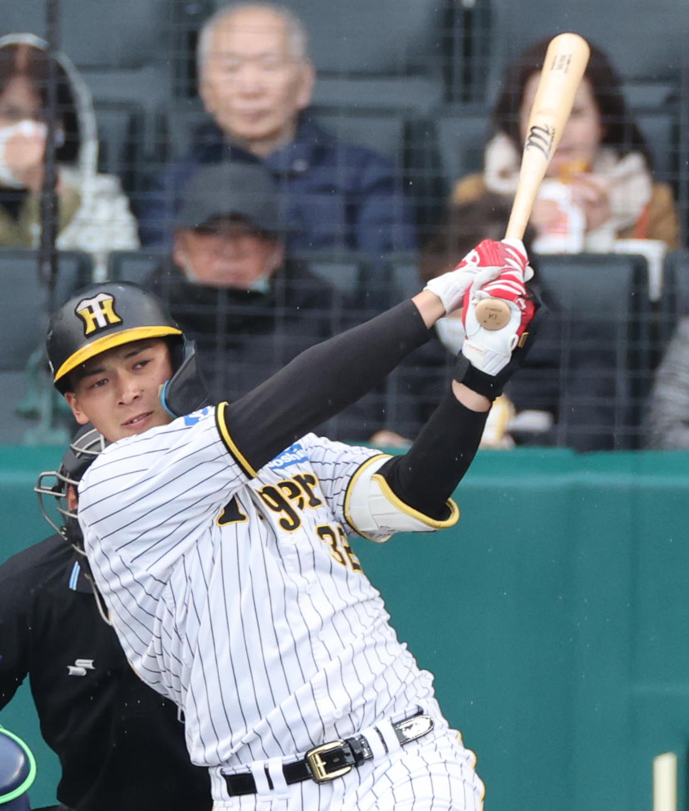 阪神タイガース　井上広大選手　前ホーム　ユニフォーム　Mサイズ　#32 阪神タイガース 井上広大選手 前ホーム ユニフォーム Mサイズ